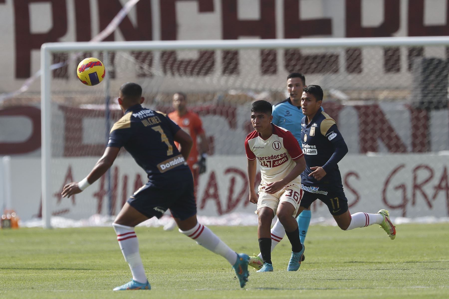 Universitario deberá pagar multa por retraso de los árbitros en el clásico peruano.