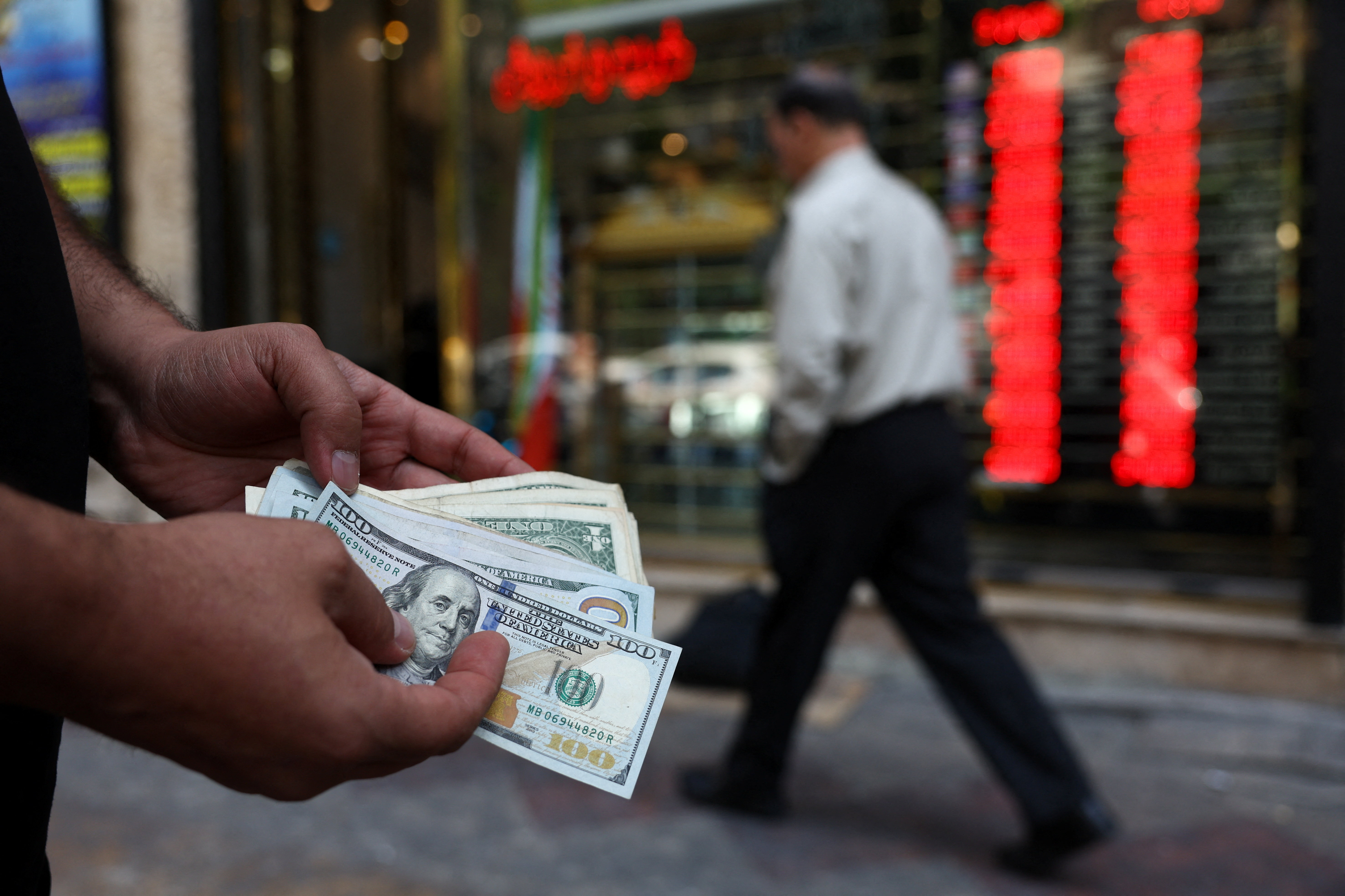 El d&oacute;lar baj&oacute; por tercer d&iacute;a consecutivo y se alej&oacute; de la barrera de los 1.500 pesos