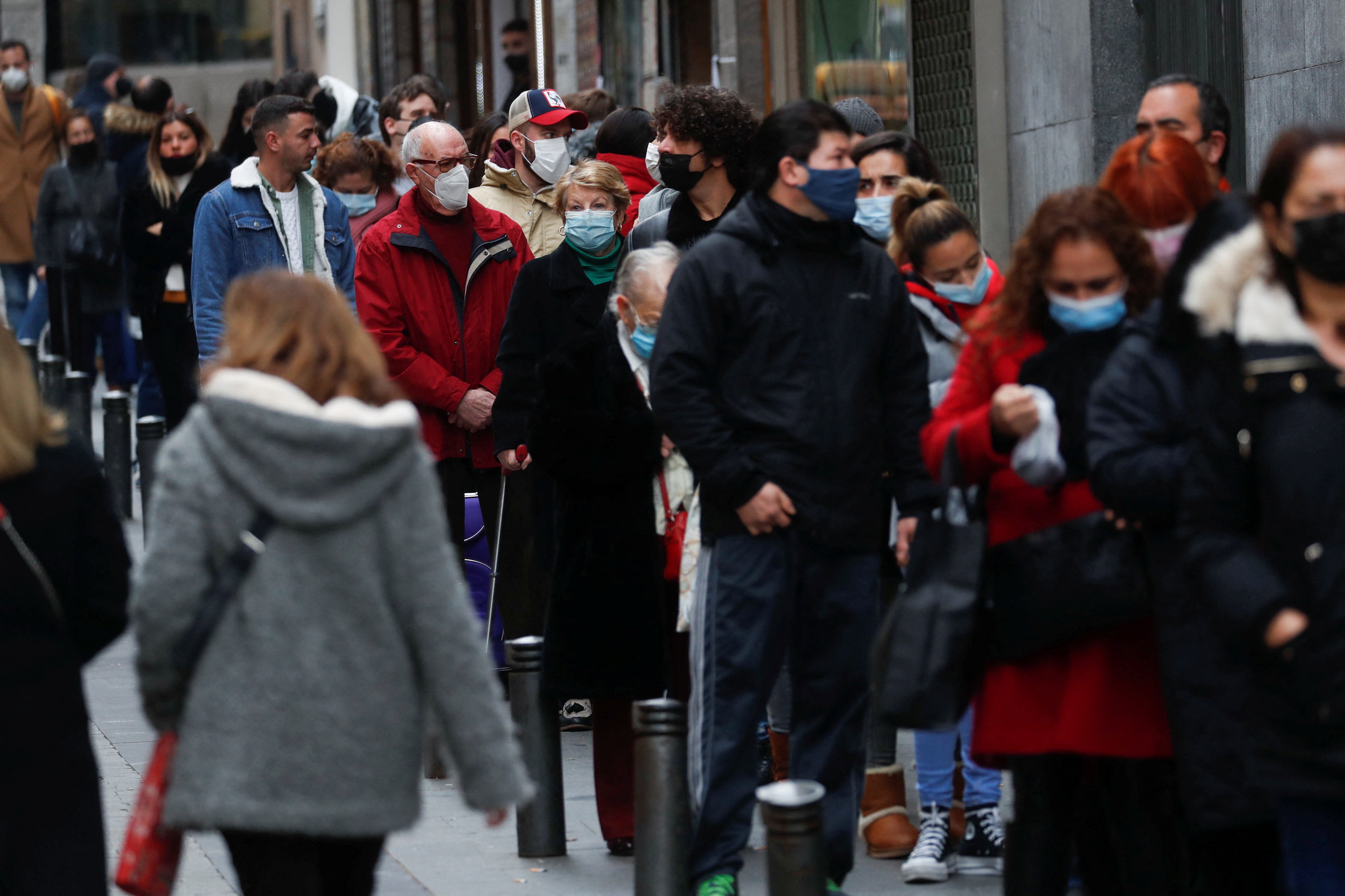Personas haciendo compras navideñas en Madrid (REUTERS/Susana Vera)