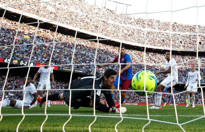 Una postal del último gol de Agüero como profesional: ante el Real Madrid con la camiseta del Barcelona (REUTERS/Albert Gea)
