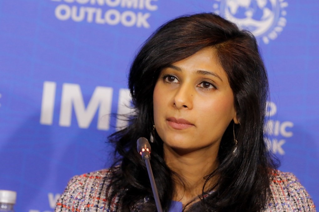 Gita Gopinath, vicedirectora gerente del FMI, presentó las nuevas estimaciones económicas mundiales.