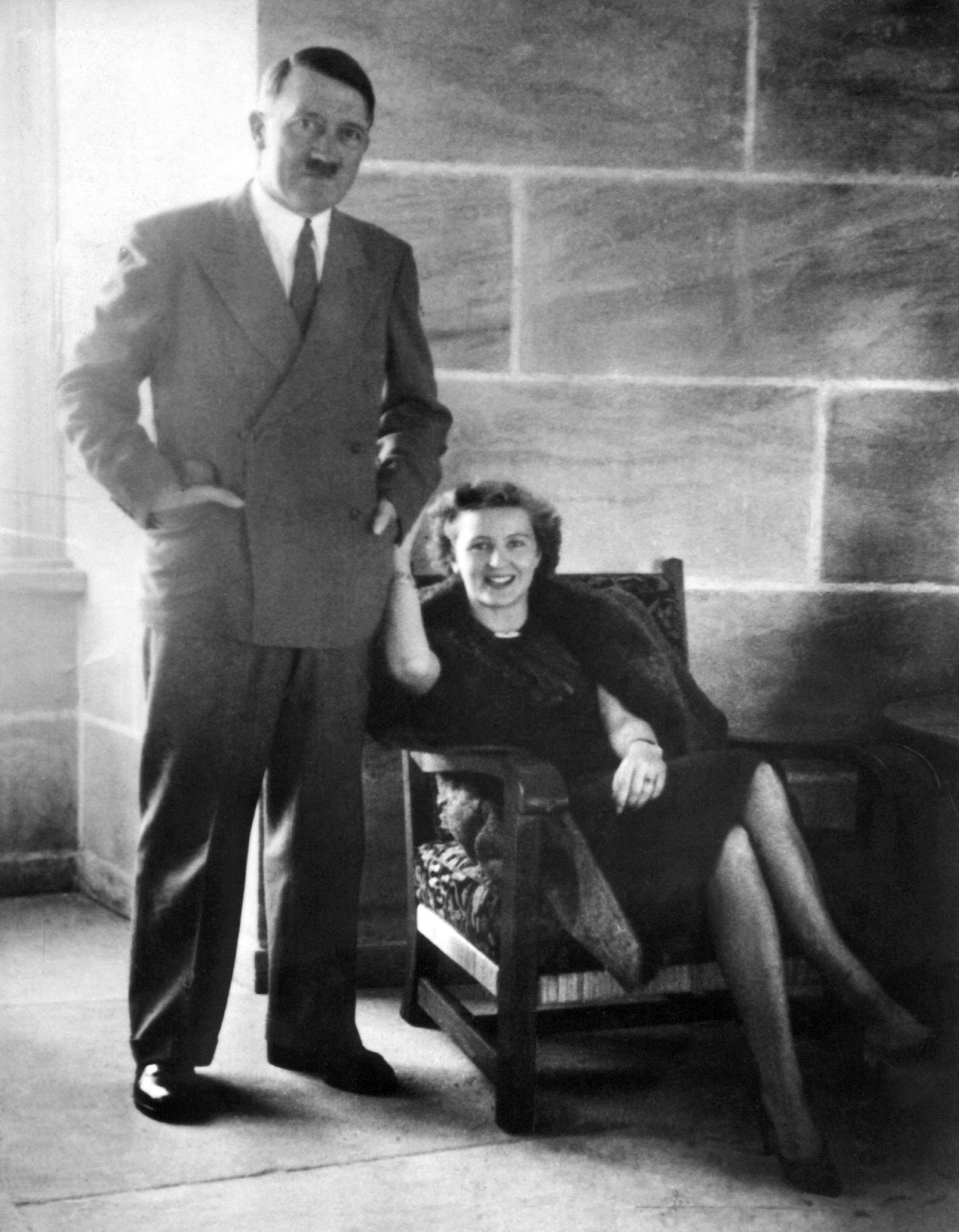 Hitler y Eva Braun en su casa de descanso. Ella había tenido dos intentos de suicidio previos durante los primeros años de la relación (Grosbygroup)
