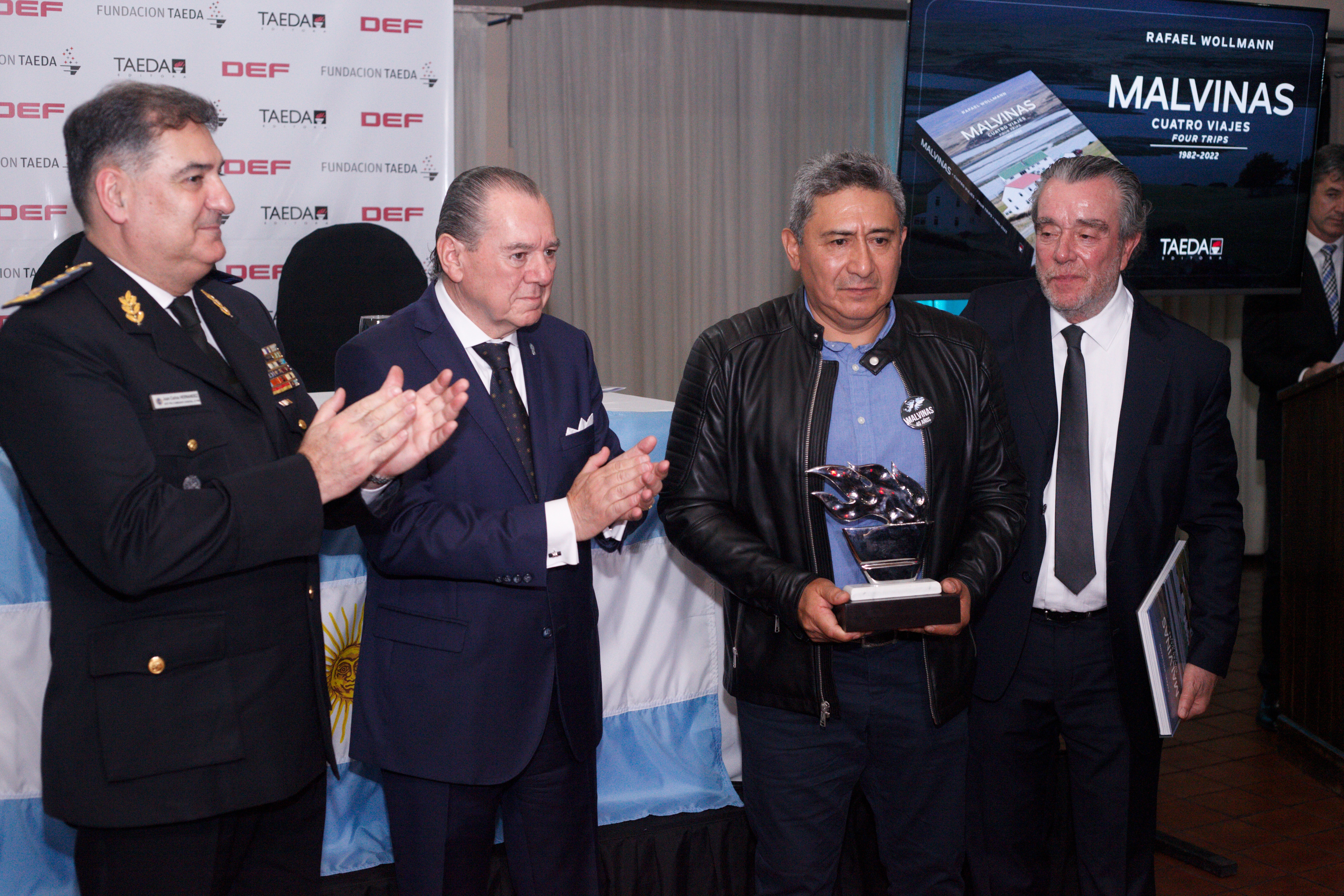 El soldado Luis Ardaya, del BIM 5 que luchó hasta agotar munición en Monte WIlliams, con su Reconocimiento TAEDA (Roberto Almeida)