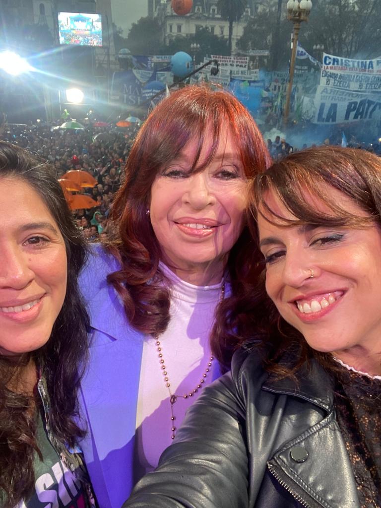 Plaza y selfie. Victoria Donda se fotografió con Cristina Kirchner y la legisladora Victoria Montenegro.