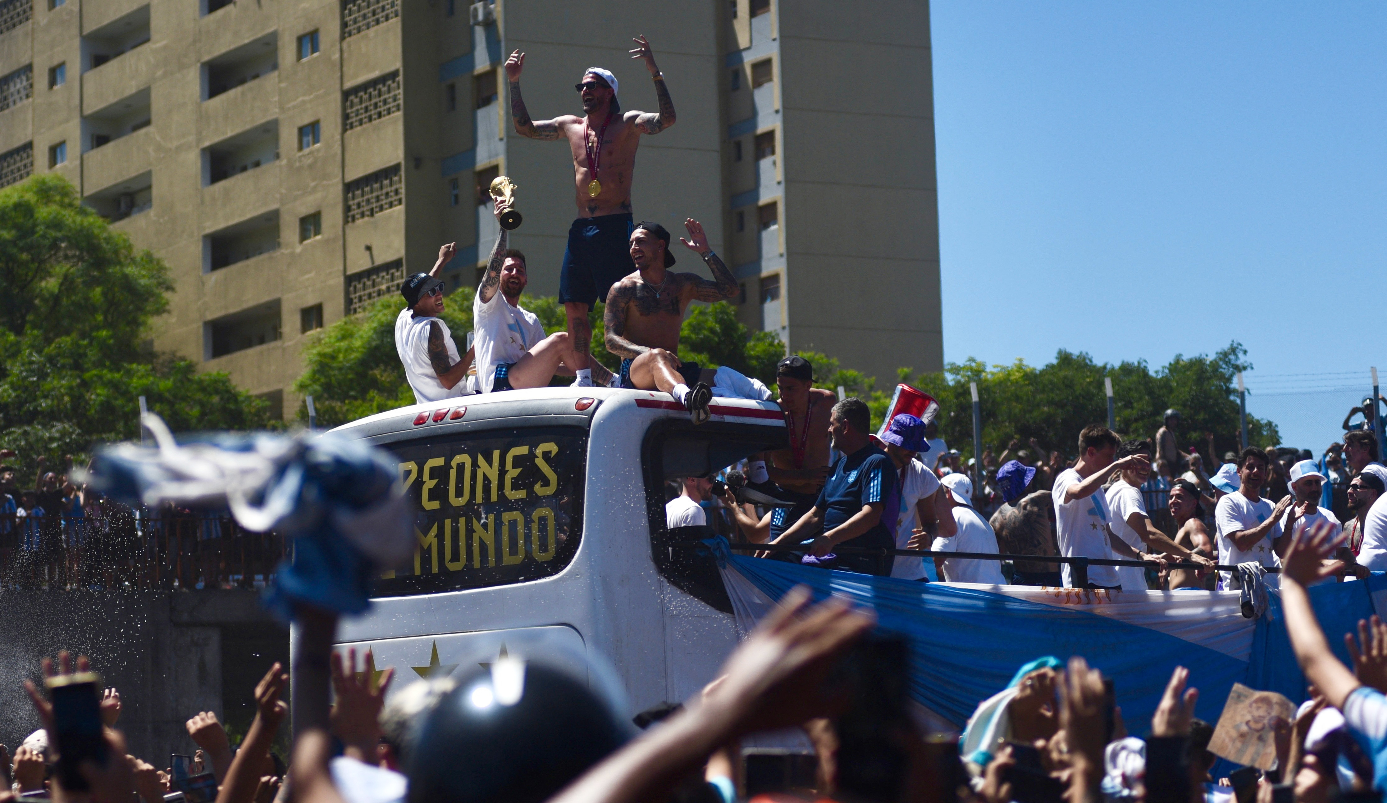 El misterio de las Copas del Mundo paralelas en los festejos de los  jugadores de la selección argentina - Infobae