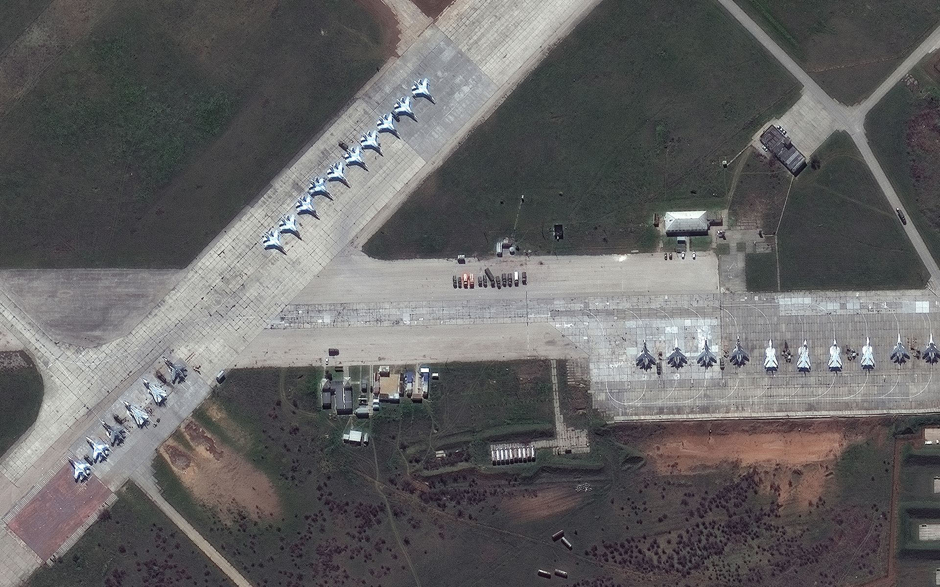 Aviones rusos Su-30 en la base aérea de Saki en Crimea. Imagen de satélite tomada el 16 de abril. (©2021 Maxar Technologies)