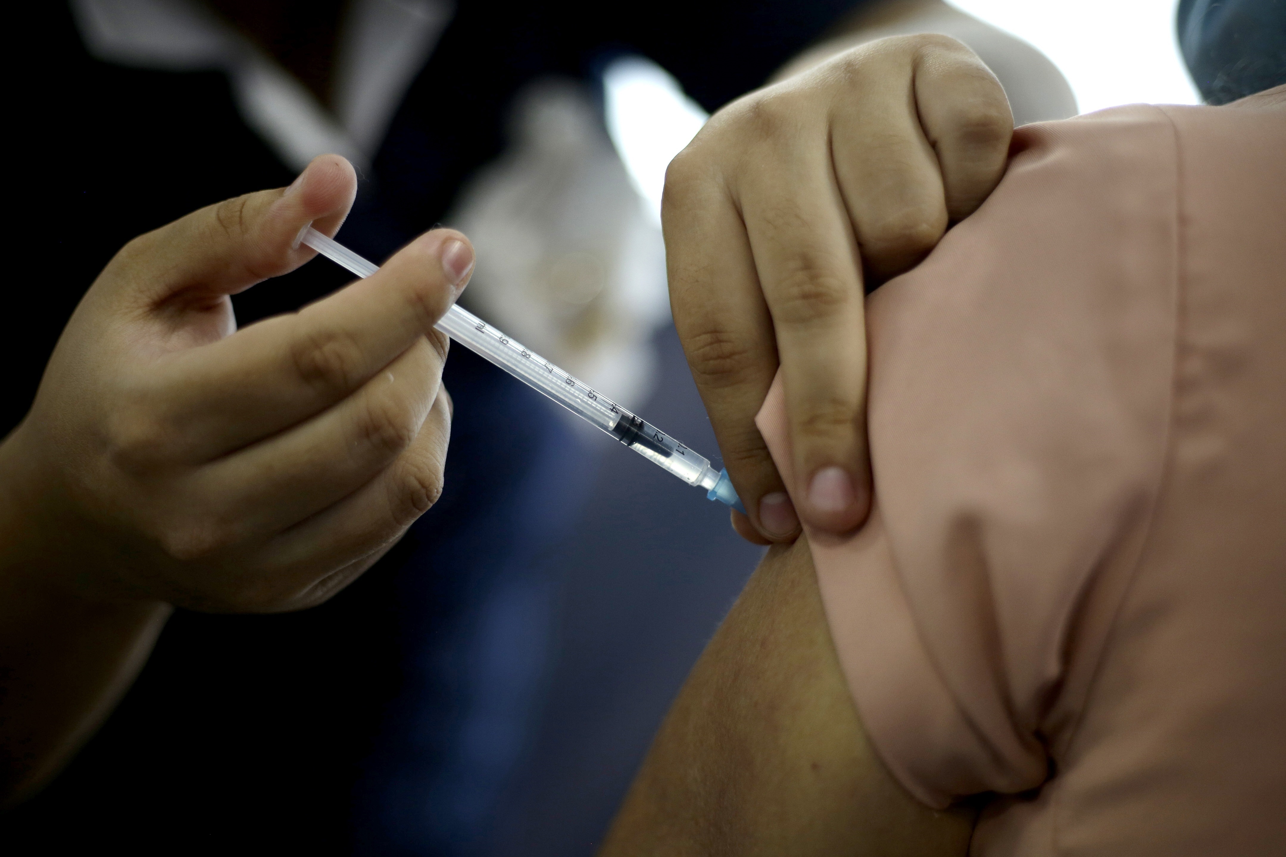 Una persona recibe la vacuna contra la covid-19 en el centro de vacunación del Hospital El Salvador, en San Salvador (El Salvador). EFE/ Rodrigo Sura/Archivo
