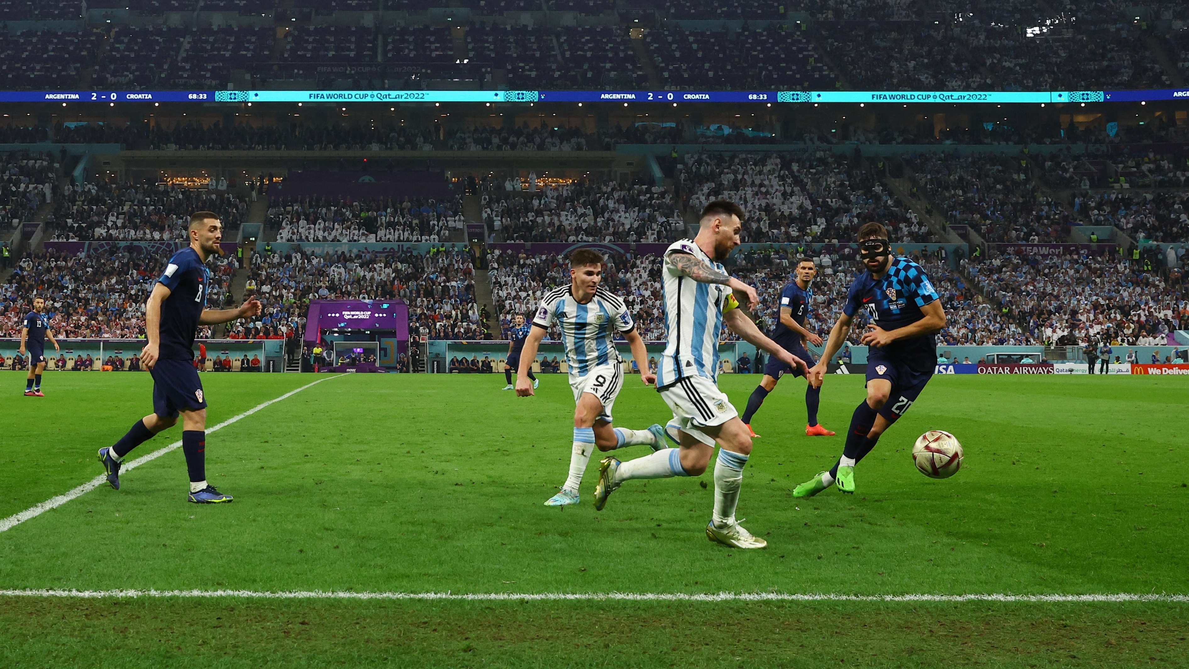 Álvarez ya ganó la posición y tocó la pelota para Messi 