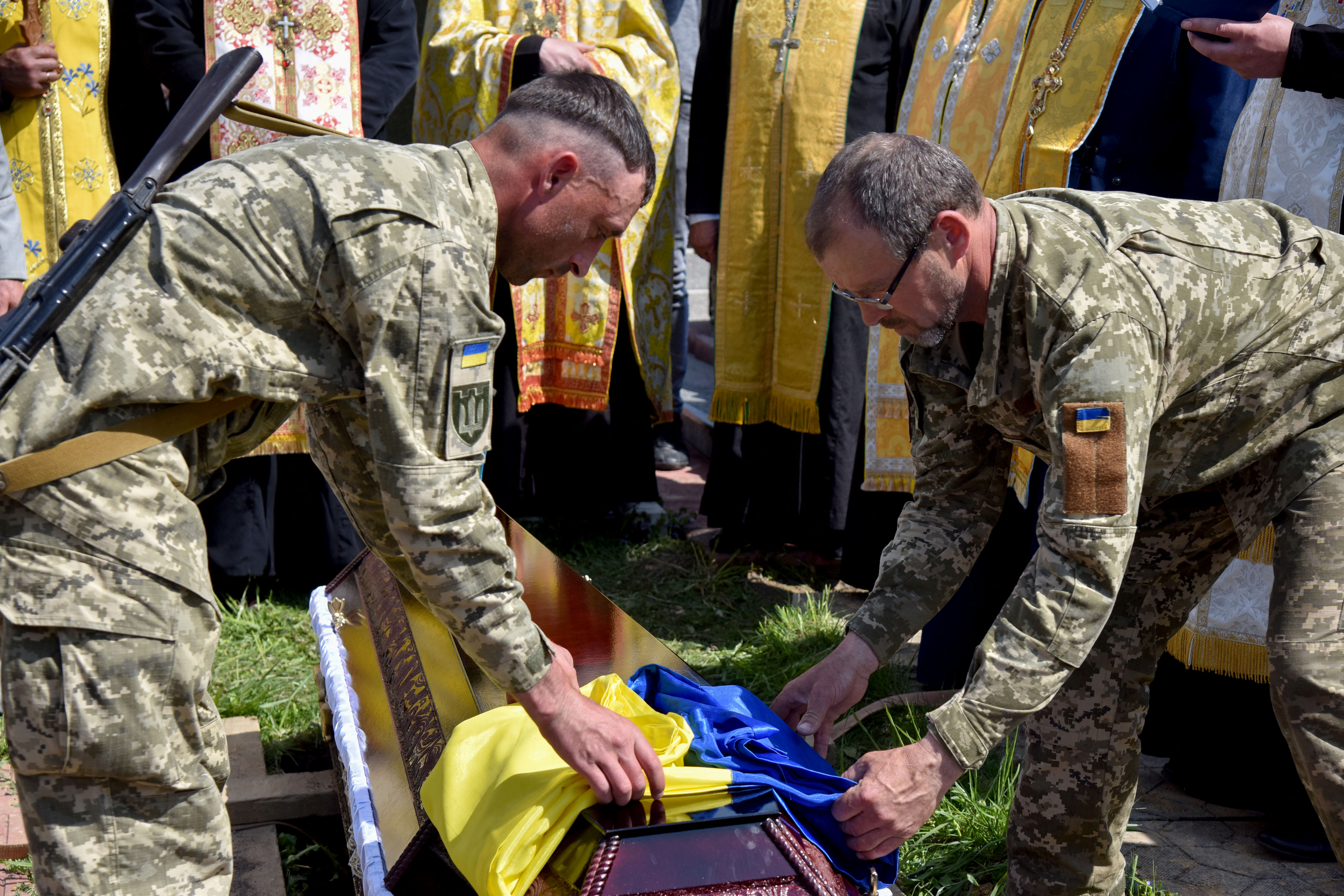Los funcionarios ucranianos rara vez han publicado cifras sobre las tropas muertas en batalla (REUTERS/Pavlo Palamarchuk)