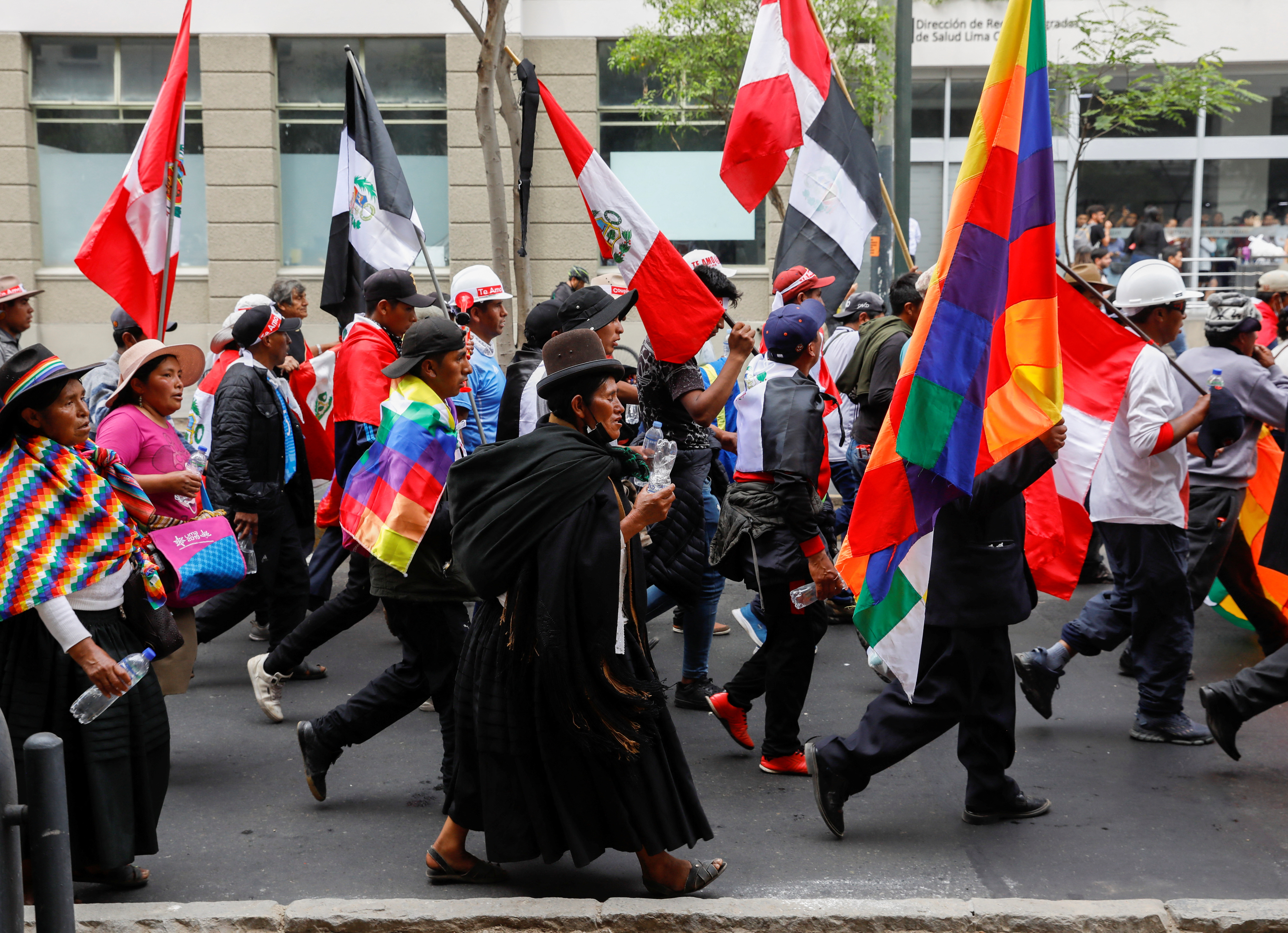 Miles de personas llegan al Centro de Lima para marchar contra el gobierno y pedir adelanto de elecciones. REUTERS/Alessandro Cinque