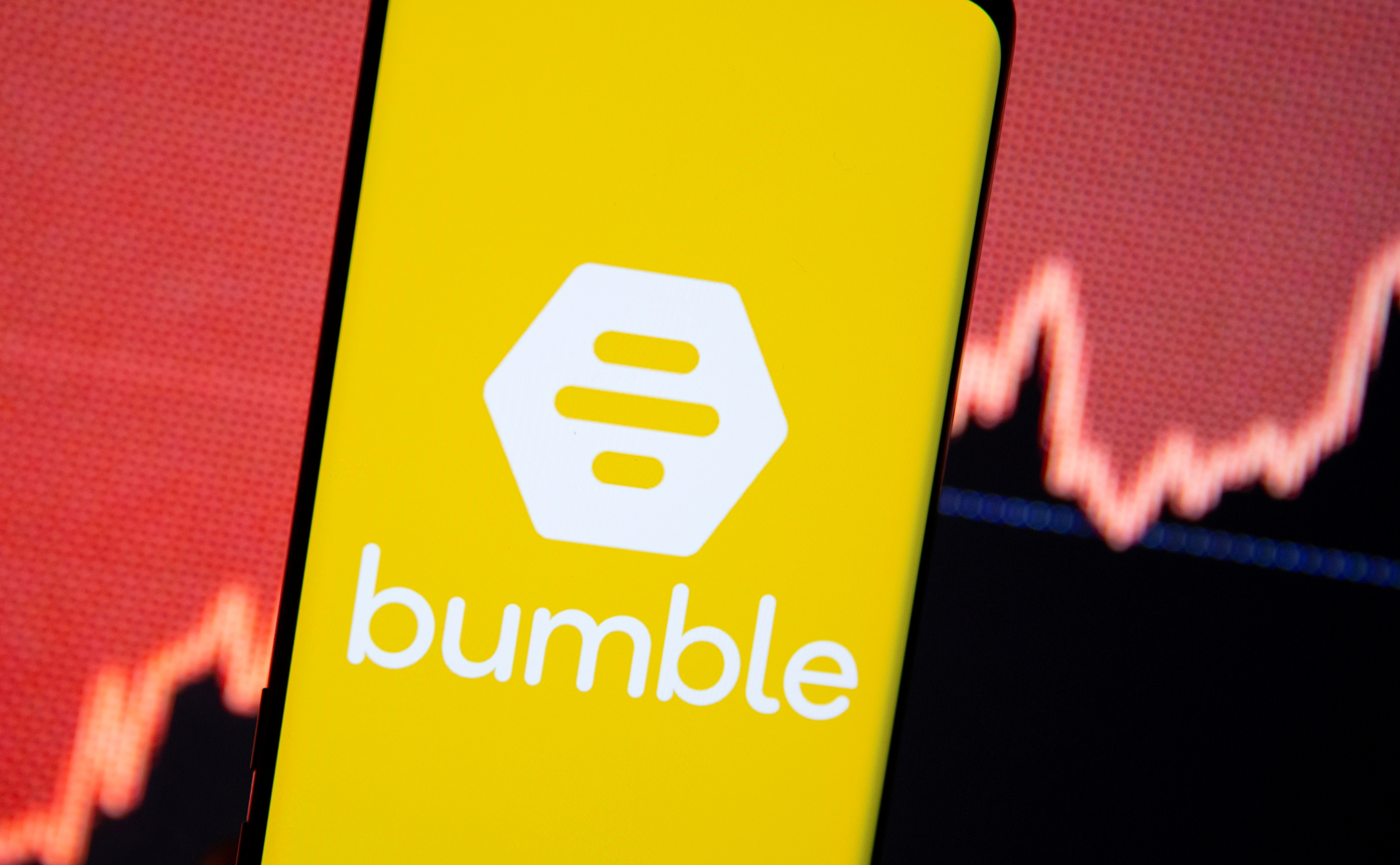 Logo de Bumble en un celular frente a una gráfica 
11 de febrero de 2021 REUTERS/Dado Ruvic/Illustration REFILE - CORRECTING BRAND NAME