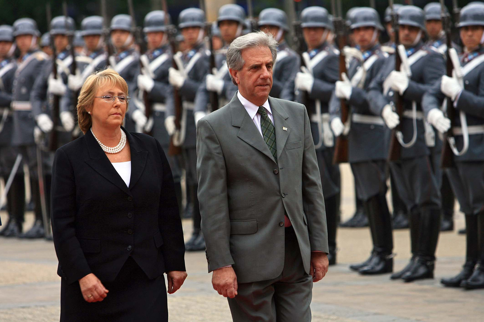 Visita oficial a Chile, donde fue recibido por la mandataria Michelle Bachelet