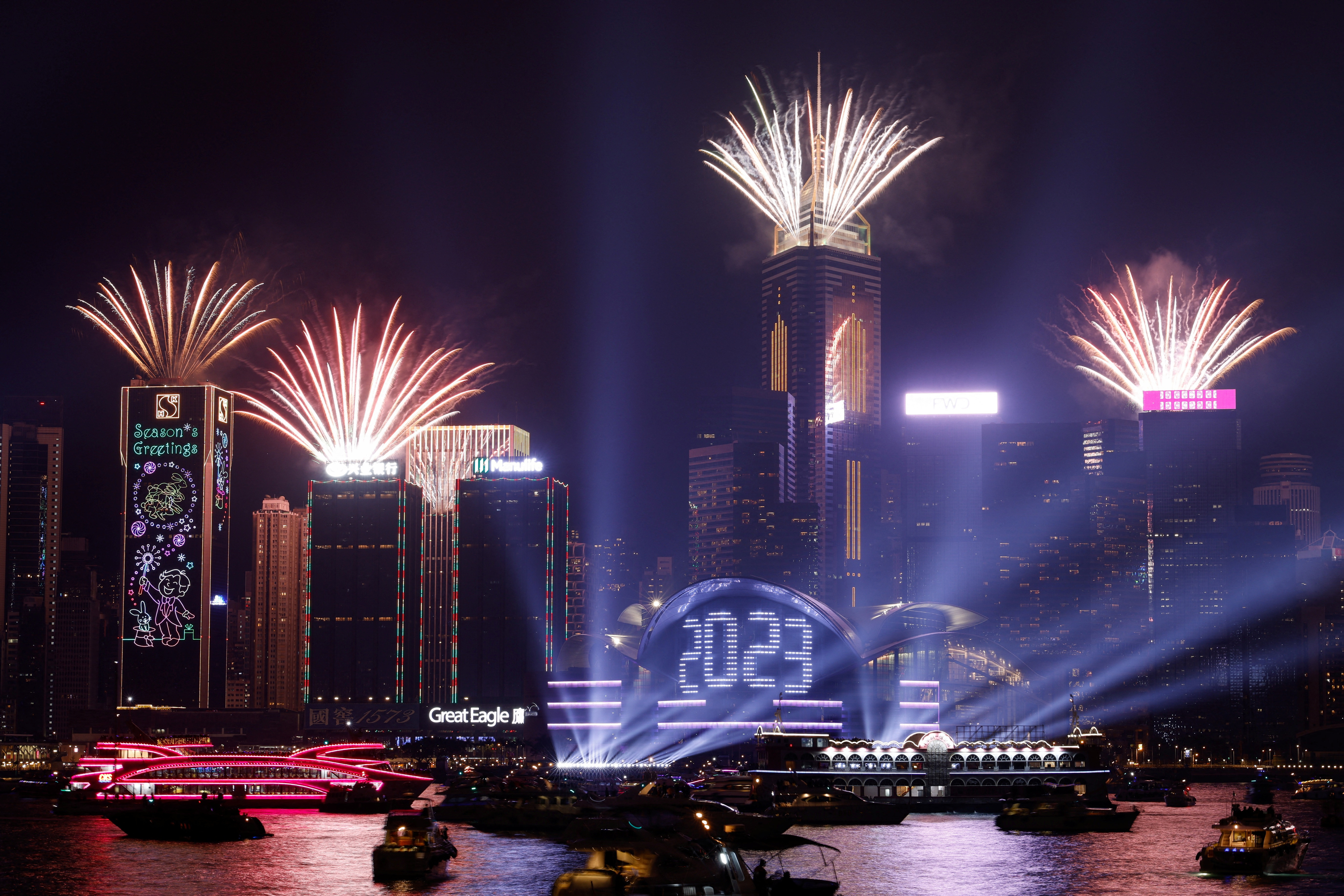 Hong Kong montó un show de fuegos artificiales en Victoria Harbour para celebrar el Año Nuevo (REUTERS)