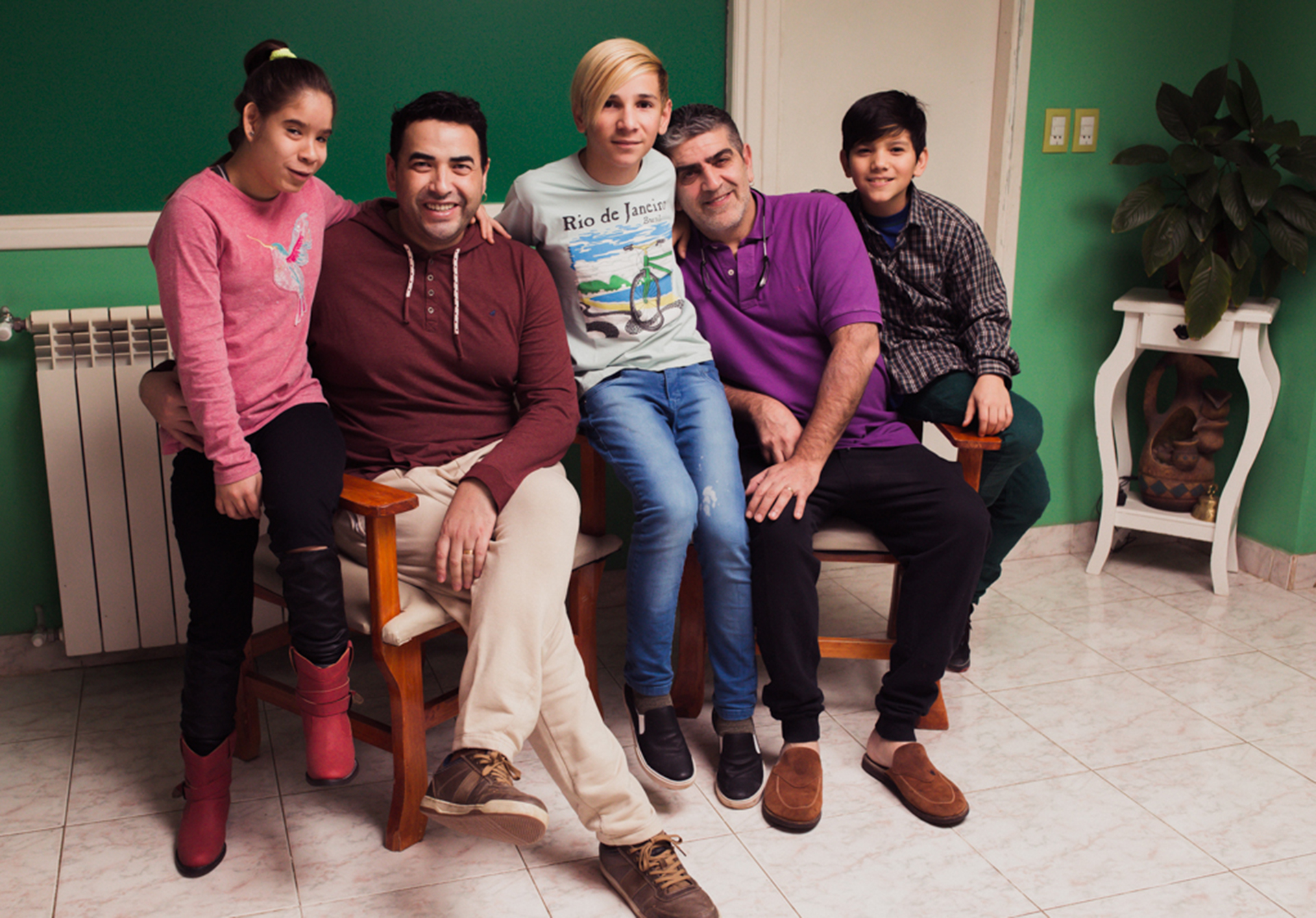 Yanina, Juan antes de que se autopercibiera Victoria, Batista, Papá Pablo y David, en su casa de Tierra del Fuego (Mónica Echevarría)
