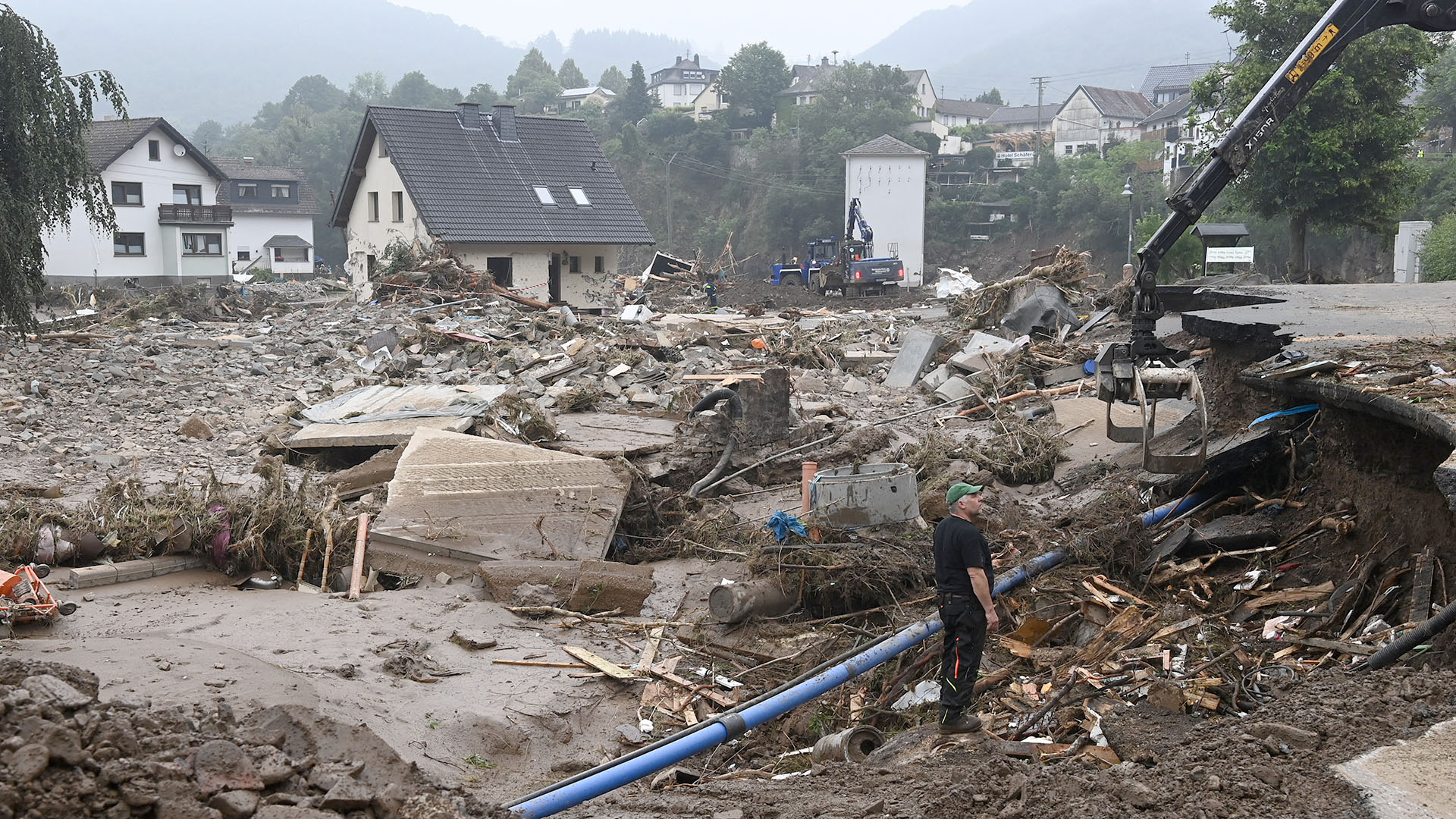 Un trabajador se encuentra entre los escombros durante el trabajo de limpieza después de que las inundaciones causaron daños importantes en Schuld, cerca de Bad Neuenahr-Ahrweiler, en el oeste de Alemania