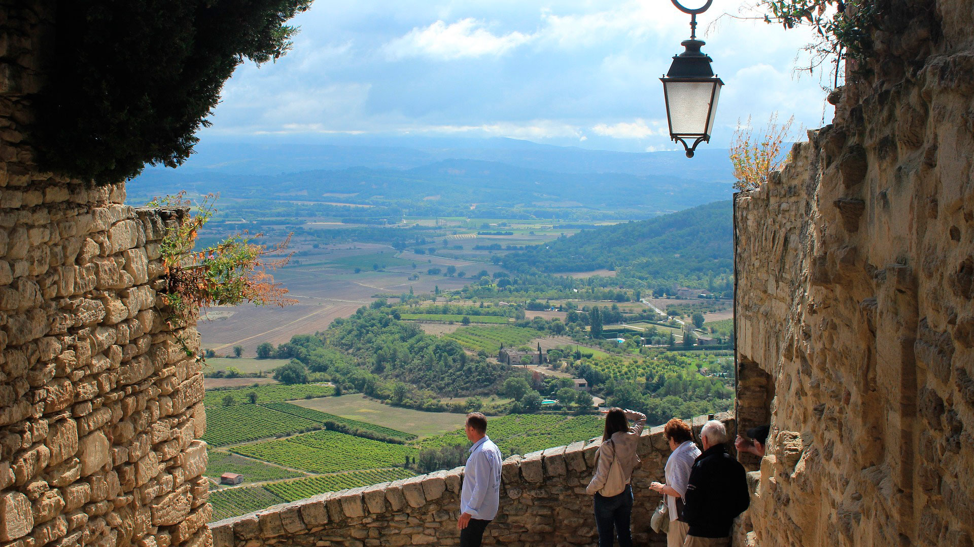 En una nueva época cuando la belleza empezaba a ganar a la defensa, el lado sur se convirtió en un castillo renacentista. Desde 1970 contiene un museo dedicado a Vasarely y otro dedicado a la pintora belga Mara 
(Municipio de Gordes)