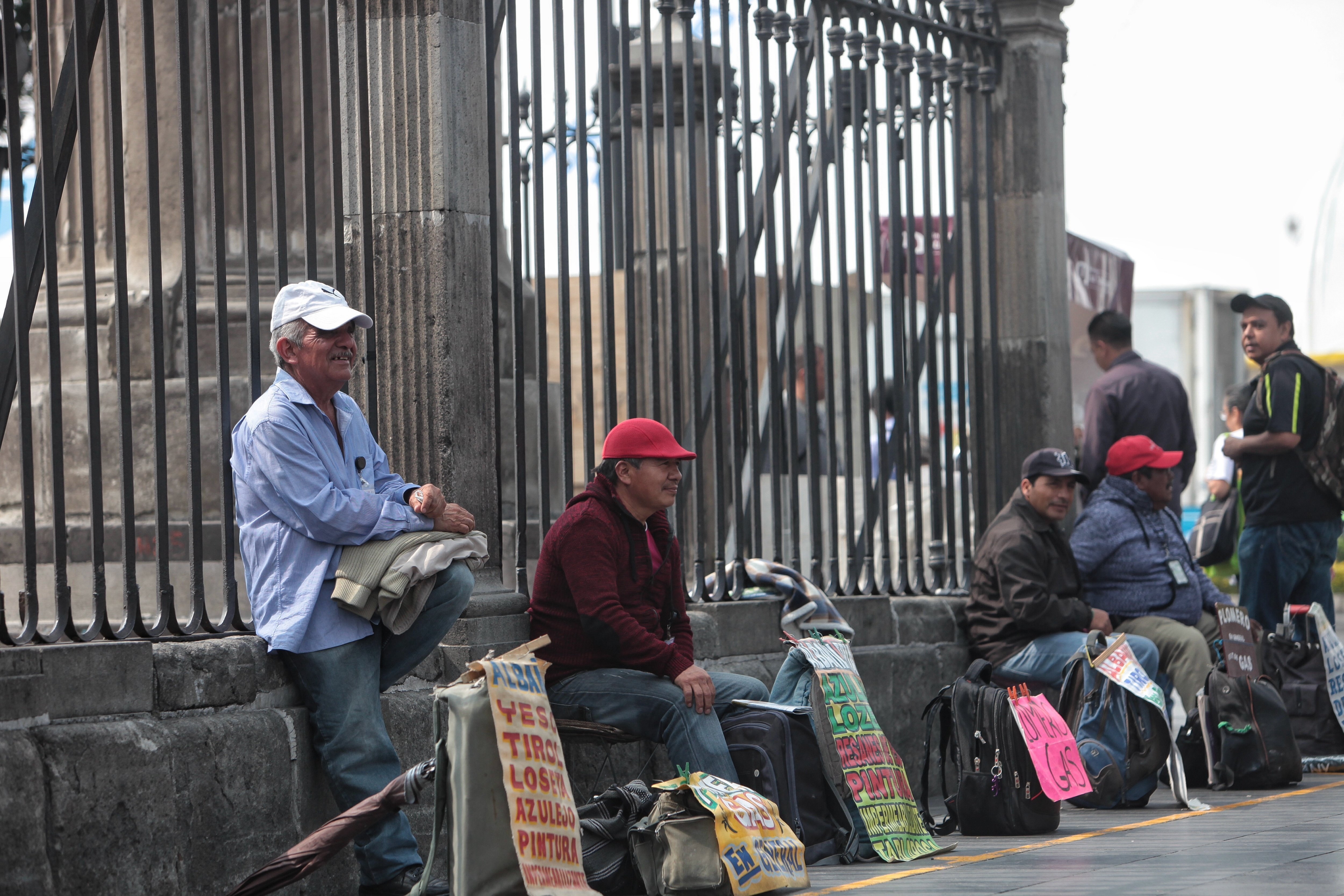 Personas se ofrecen para trabajar en Ciudad de México (México). EFE/Sáshenka Gutiérrez/Archivo
