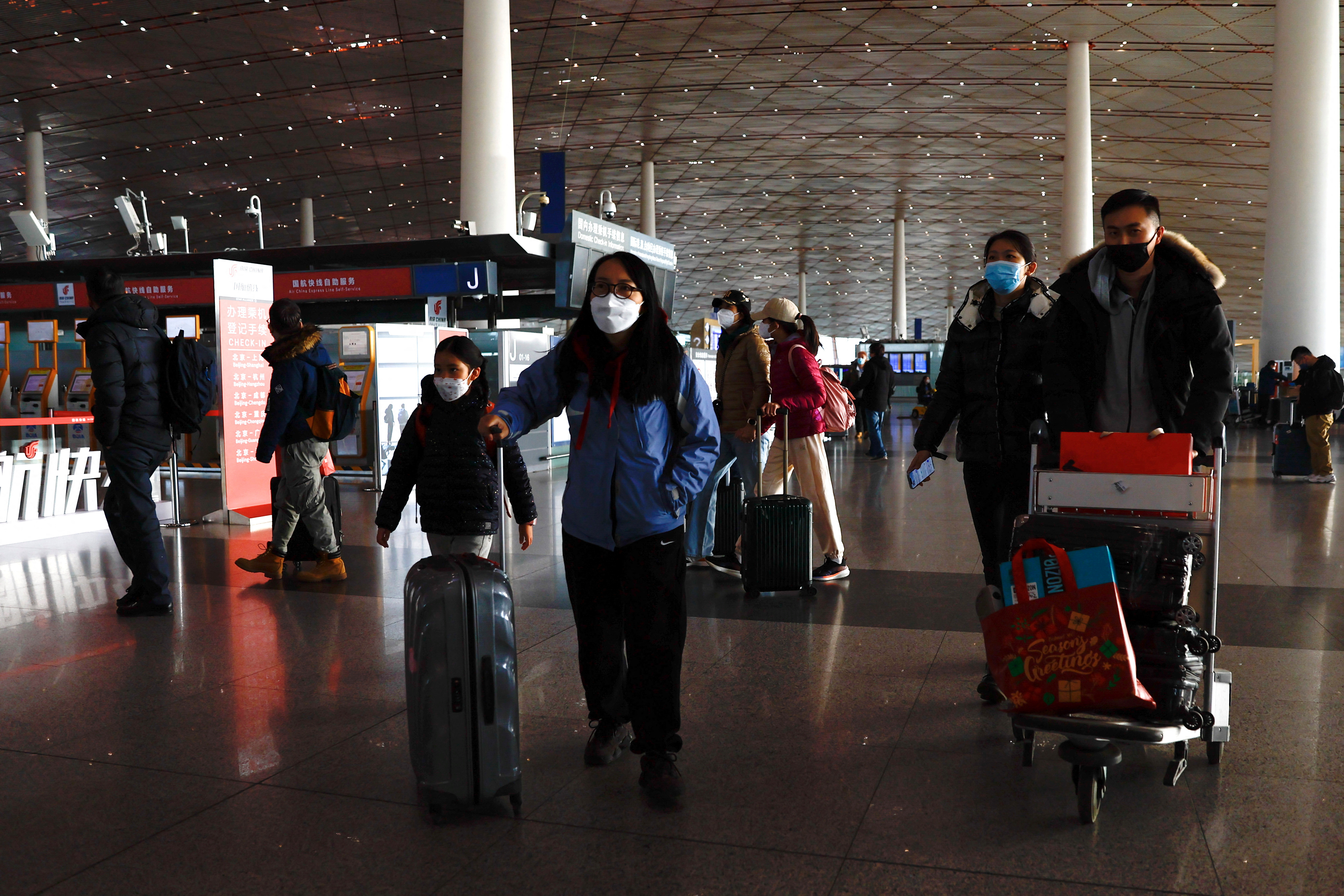 Viajeros caminan con sus maletas en una termina del Aeropuerto Internacional de Beijing Capital, Beijing, China 18 de enero de 2023. REUTERS/Tingshu Wang