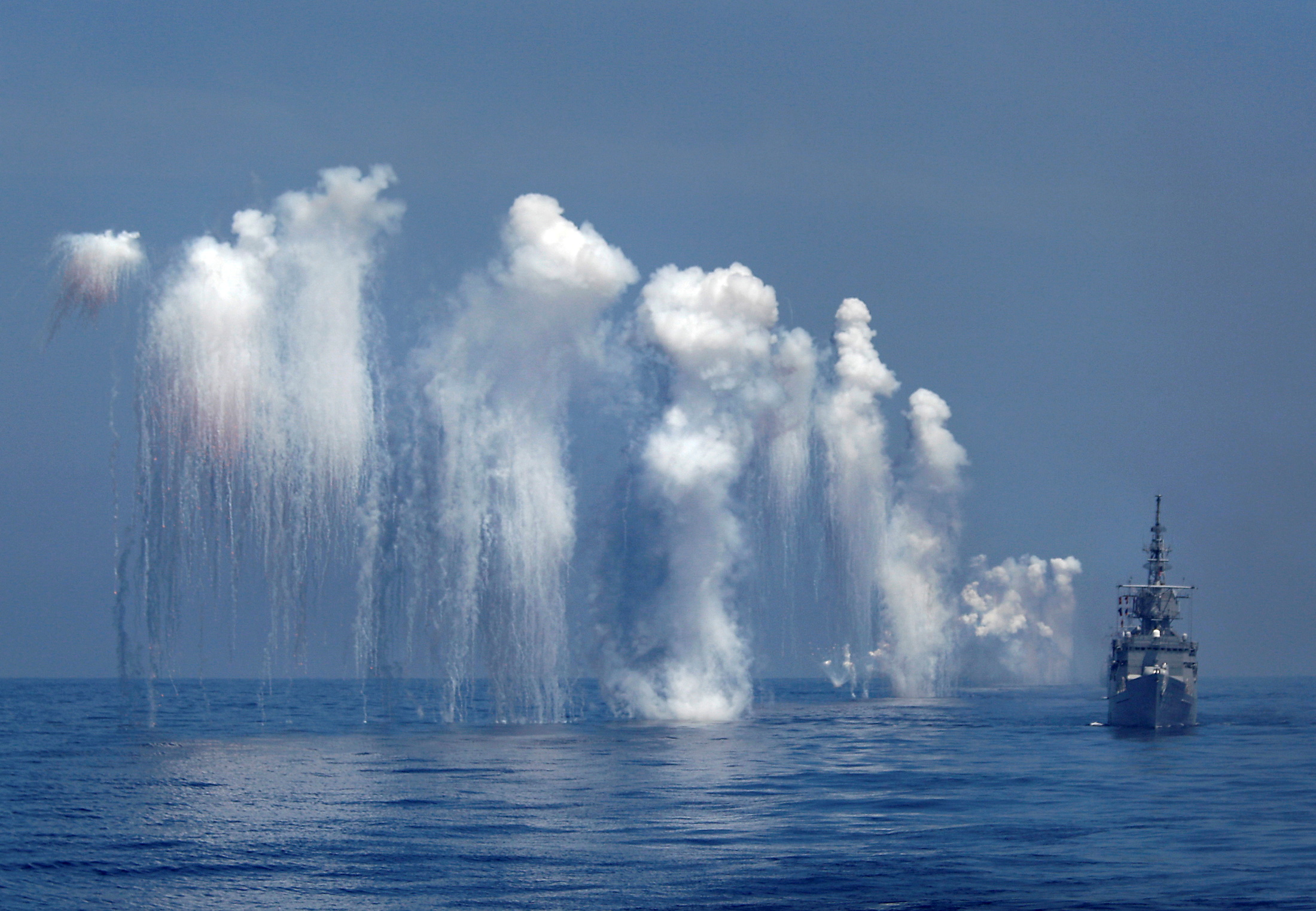 Foto de archivo: ejercicios militares en el Mar Merdional (Foto: Reuters)