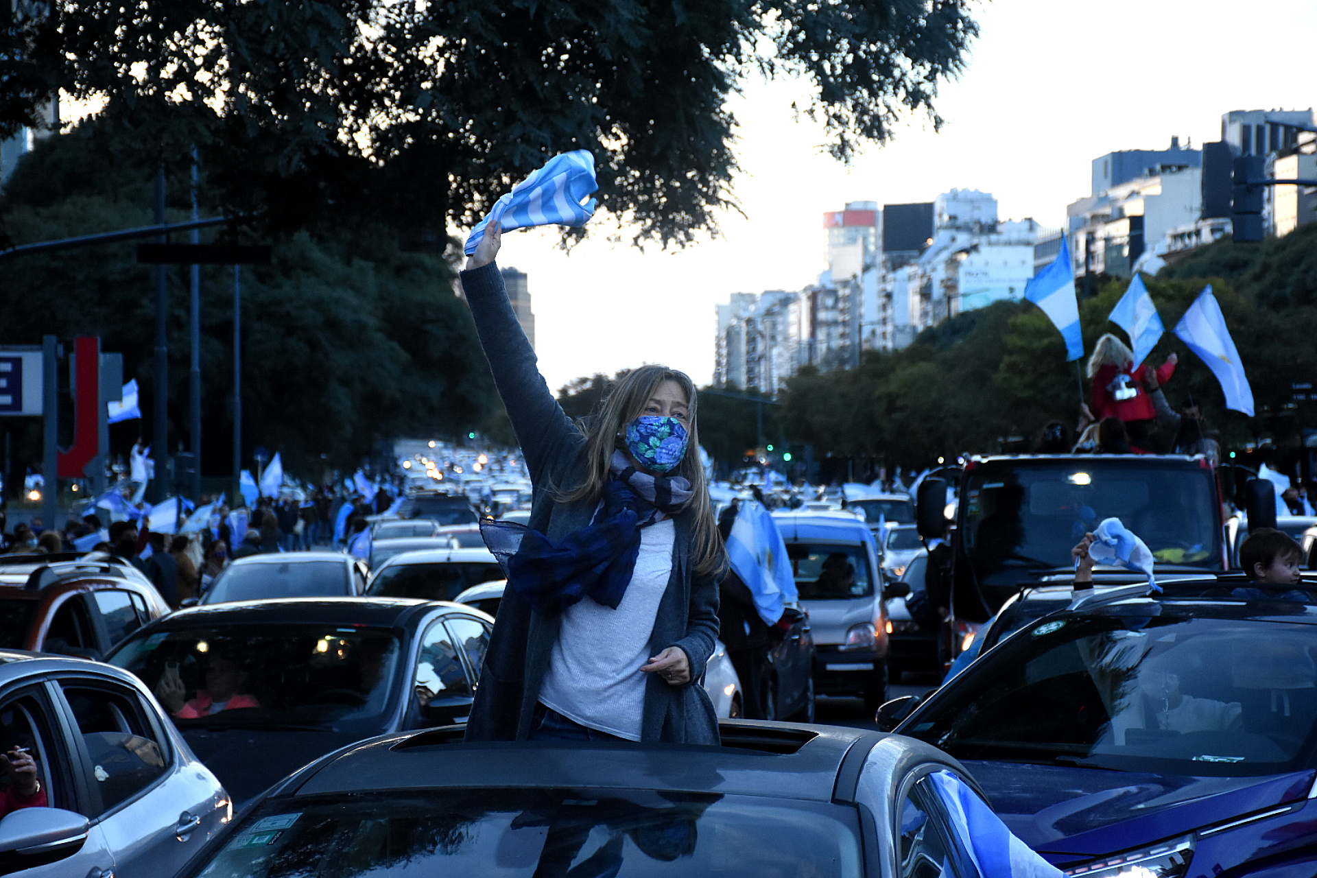 Miles de personas se concentraron en todo el país para realizar un banderazo en defensa de la Justicia y para reclamar respeto a las instituciones