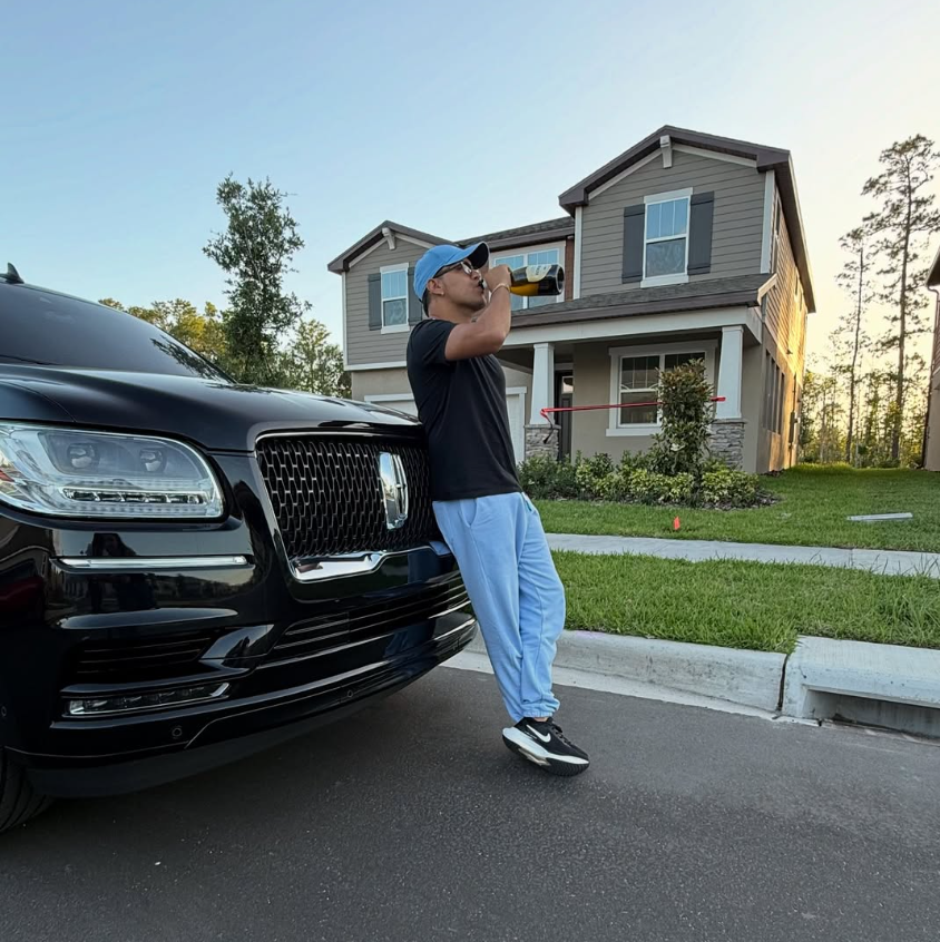 Yeison Jiménez se molestó porque tiene su avión privado en mantenimiento y  le tocó viajar en vuelo comercial: “No es quejarse, les estoy contando una  anécdota” - Infobae