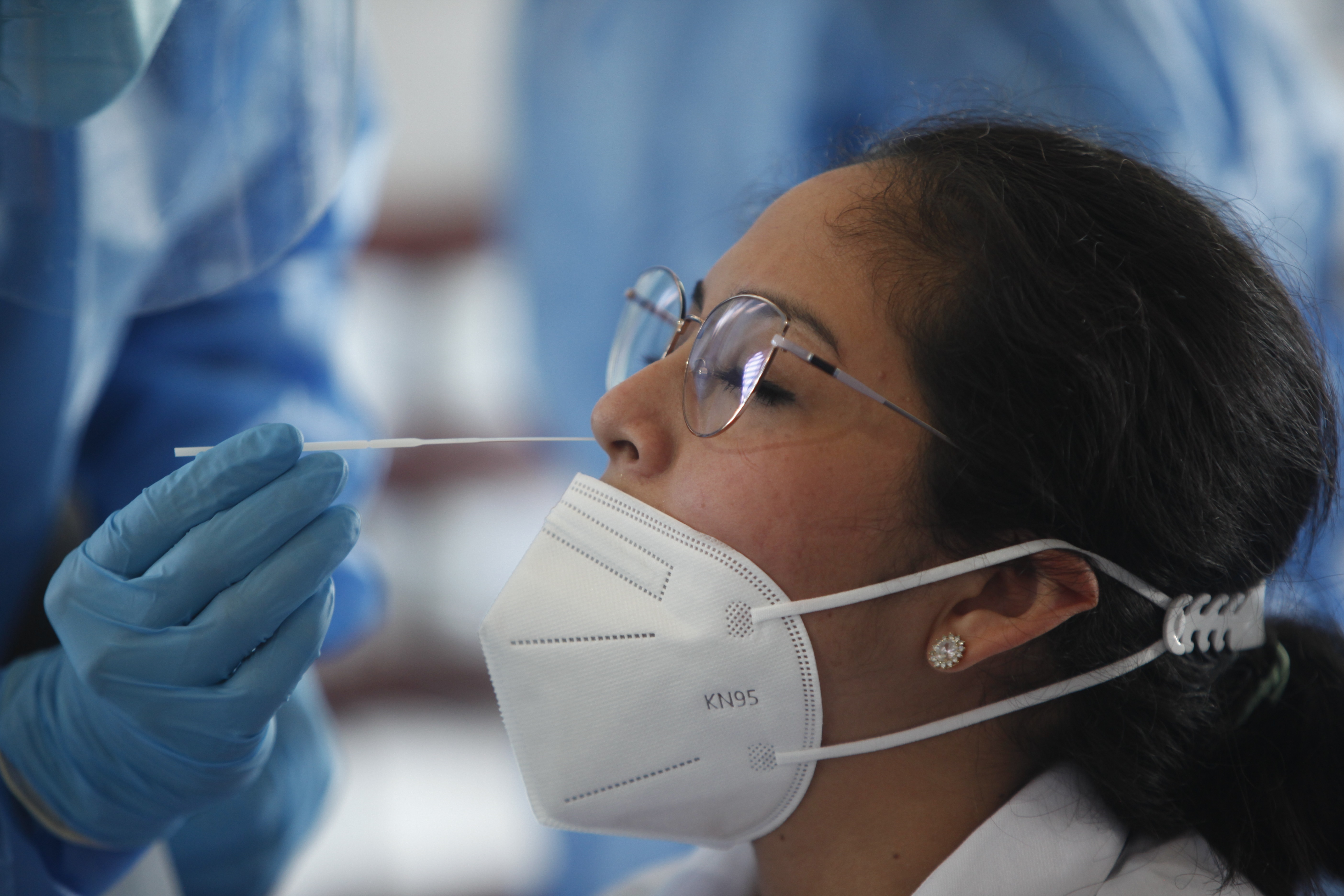 Una mujer se somete a una prueba hisopada de coronavirus, el 30 de octubre de 2020, en Ciudad de Panam� (Panam�). EFE/ Carlos Lemos/Archivo
