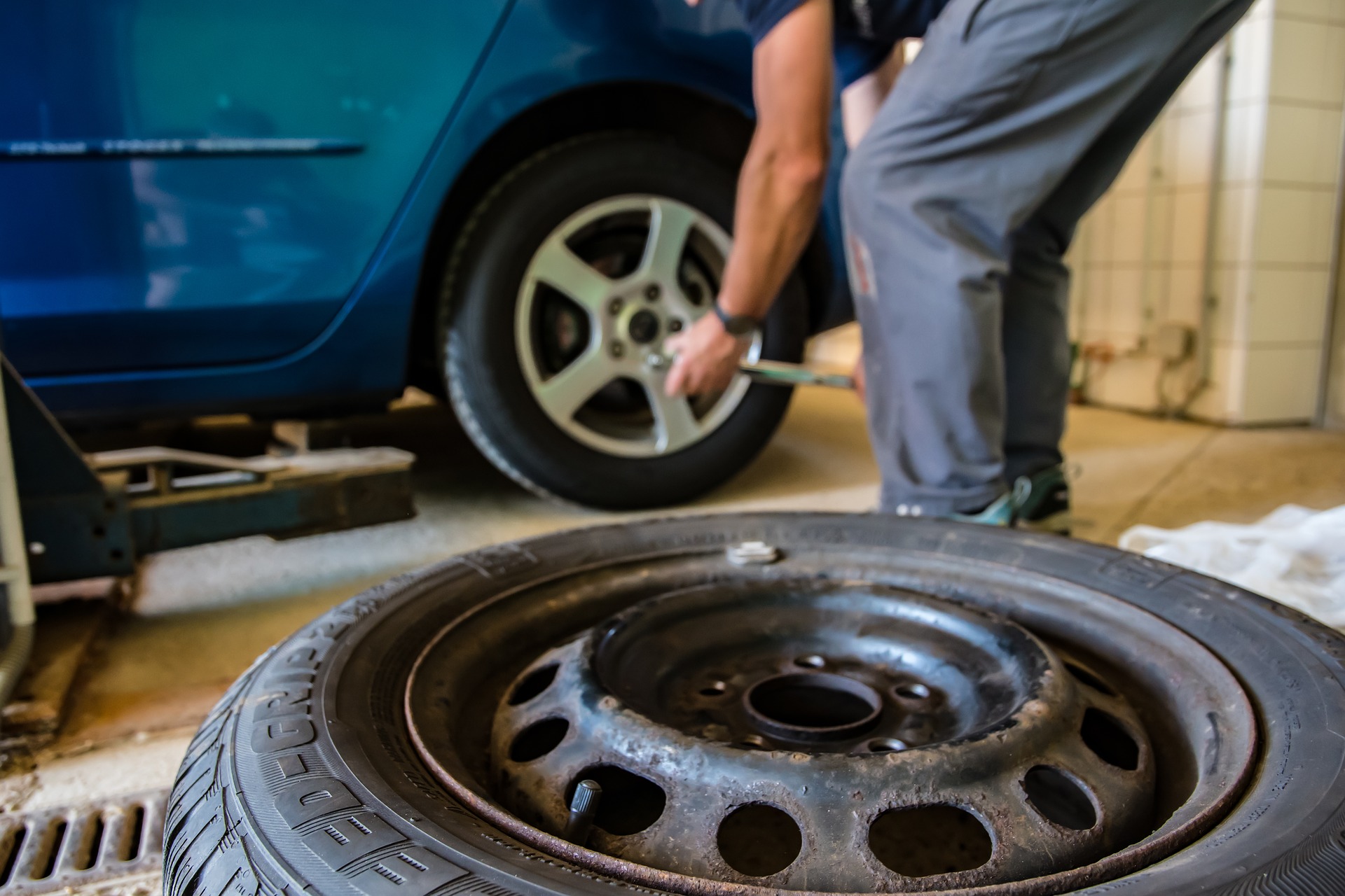 Los especialistas recomiendan siempre revisar los neumáticos antes de salir a la ruta
(Foto: Pixabay)