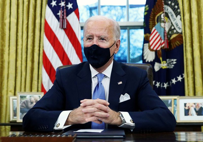Joe Biden, firmando decretos después de su investidura como el presidente 46 de Estados Unidos