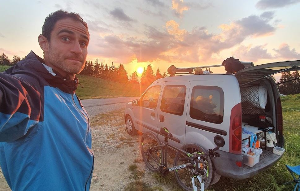 El atleta argentino que recorrió Europa viviendo en una camioneta