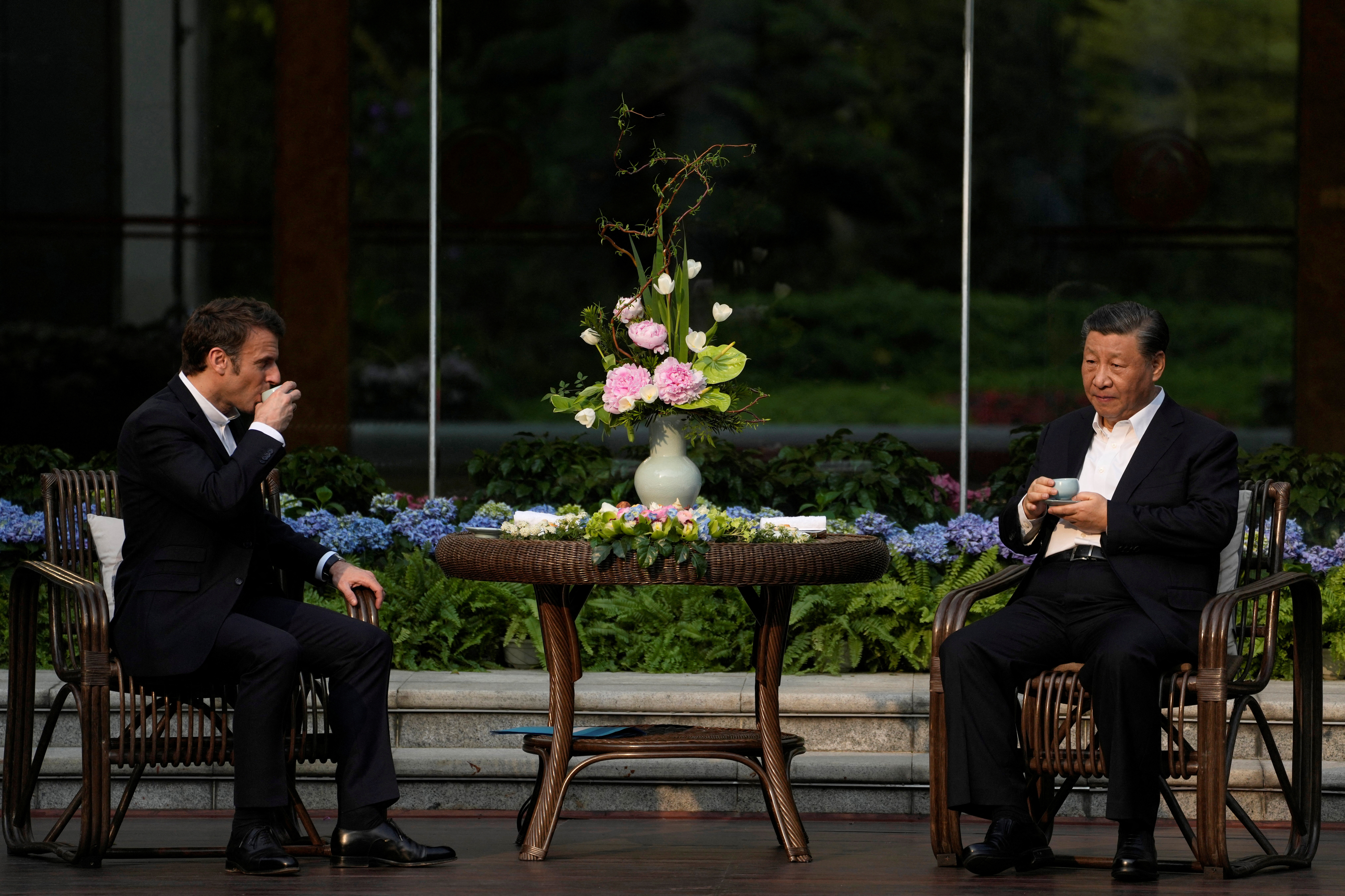 Emmanuel Macron toma el té junto al jefe del régimen chino, Xi Jinping, en Guangzhou, China durante su visita de estado el pasado 7 de abril. El francés fue criticado por su postura respecto a Taiwán (Reuters)
