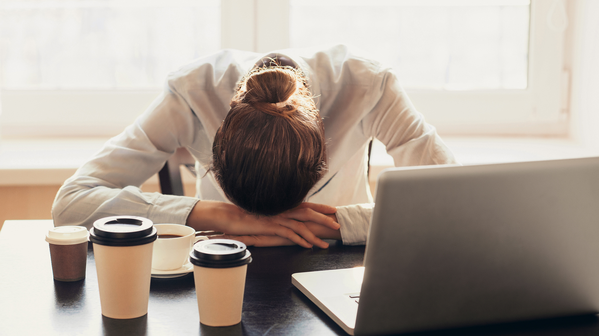 Durante la pandemia, las mujeres duermen una hora menos por día que los hombres y dedican una hora y media menos que ellos al trabajo remunerado (Shutterstock)