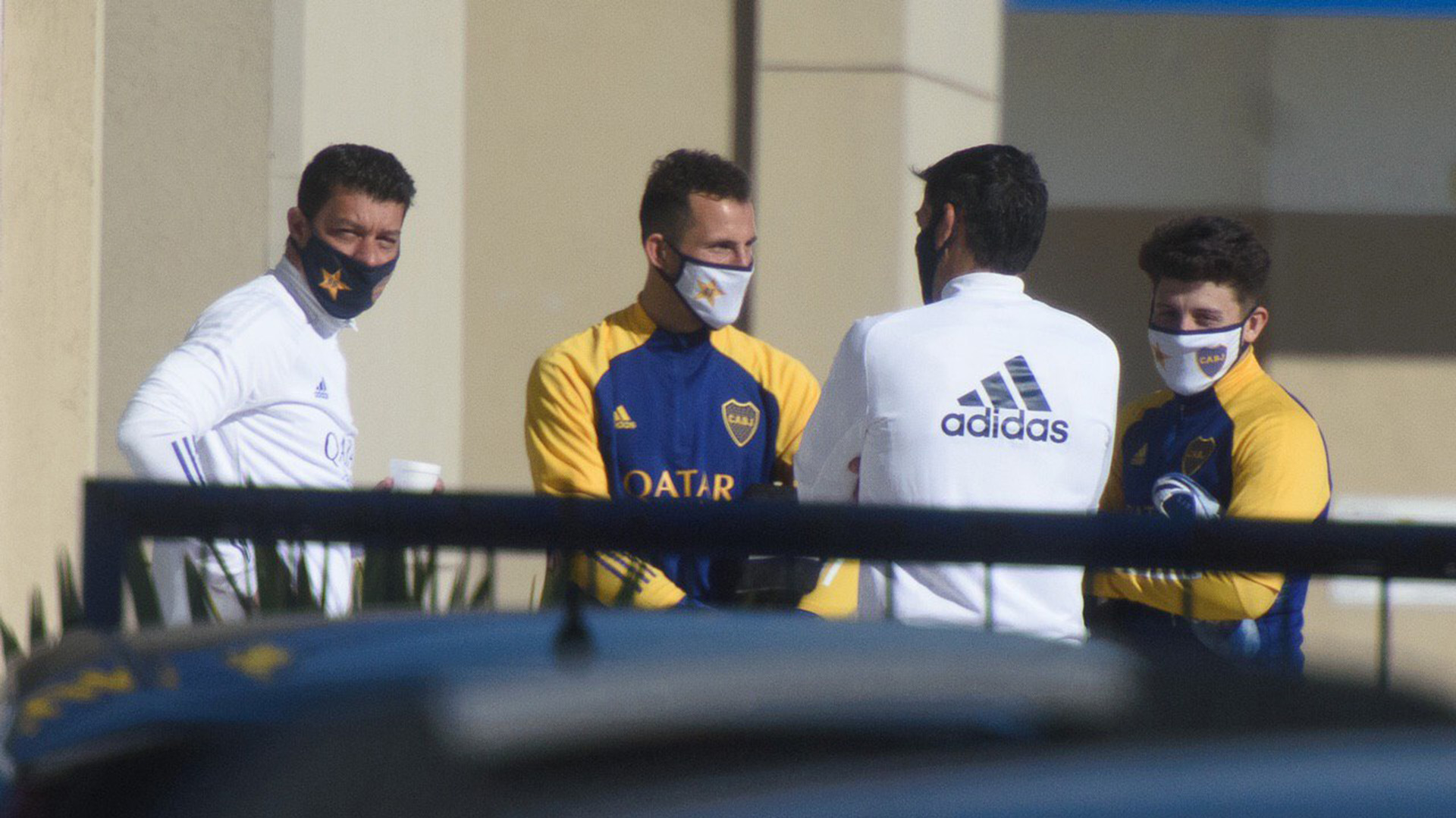Todos los jugadores fueron acompañados en los campos de juego junto a un integrante del cuerpo técnico y un médico del club