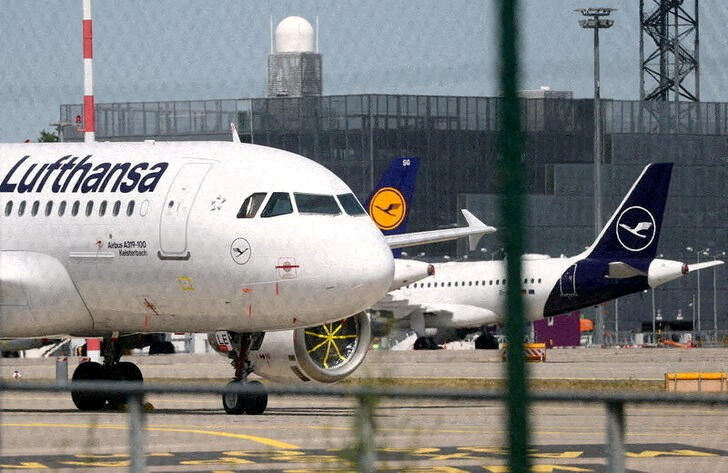FOTO DE ARCHIVO. Aviones de la compañía aérea alemana Lufthansa en el aeropuerto de Fráncfort, Alemania. 2 de junio de 2020. REUTERS/Kai Pfaffenbach