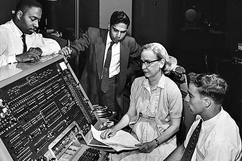 Grace Hopper en la estación de control de la UNIVAC I en la década del 60.