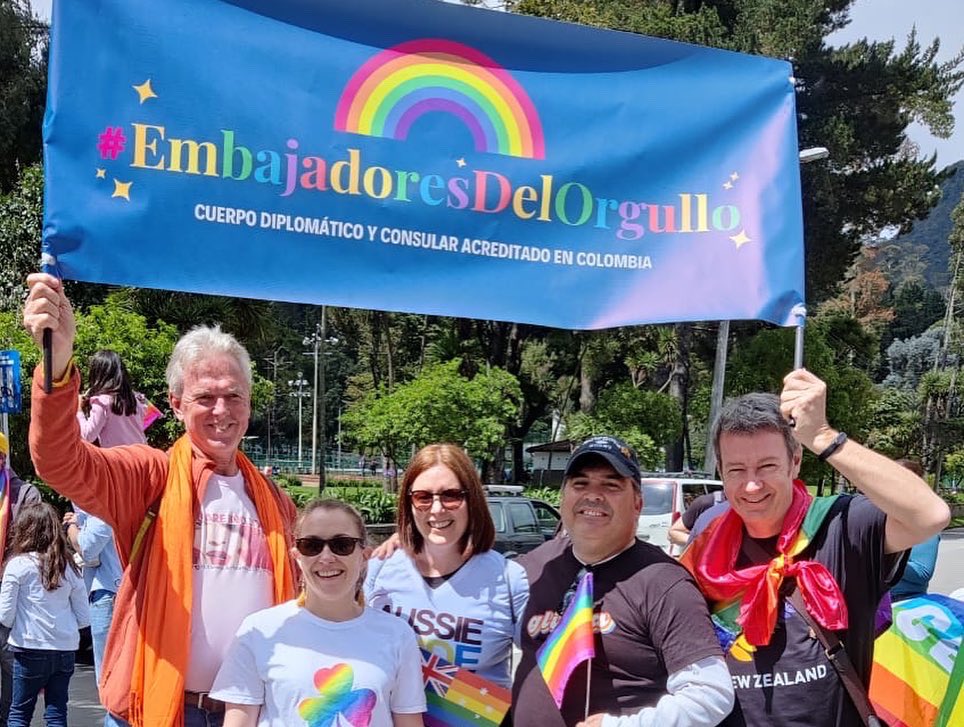 El Embajador Encargado de Nueva Zelandia en Colombia, Michael O’Shaughnessy, hizo parte de la marcha LGBTIQ+ en Bogotá.
Foto: Twitter @NZinColombia