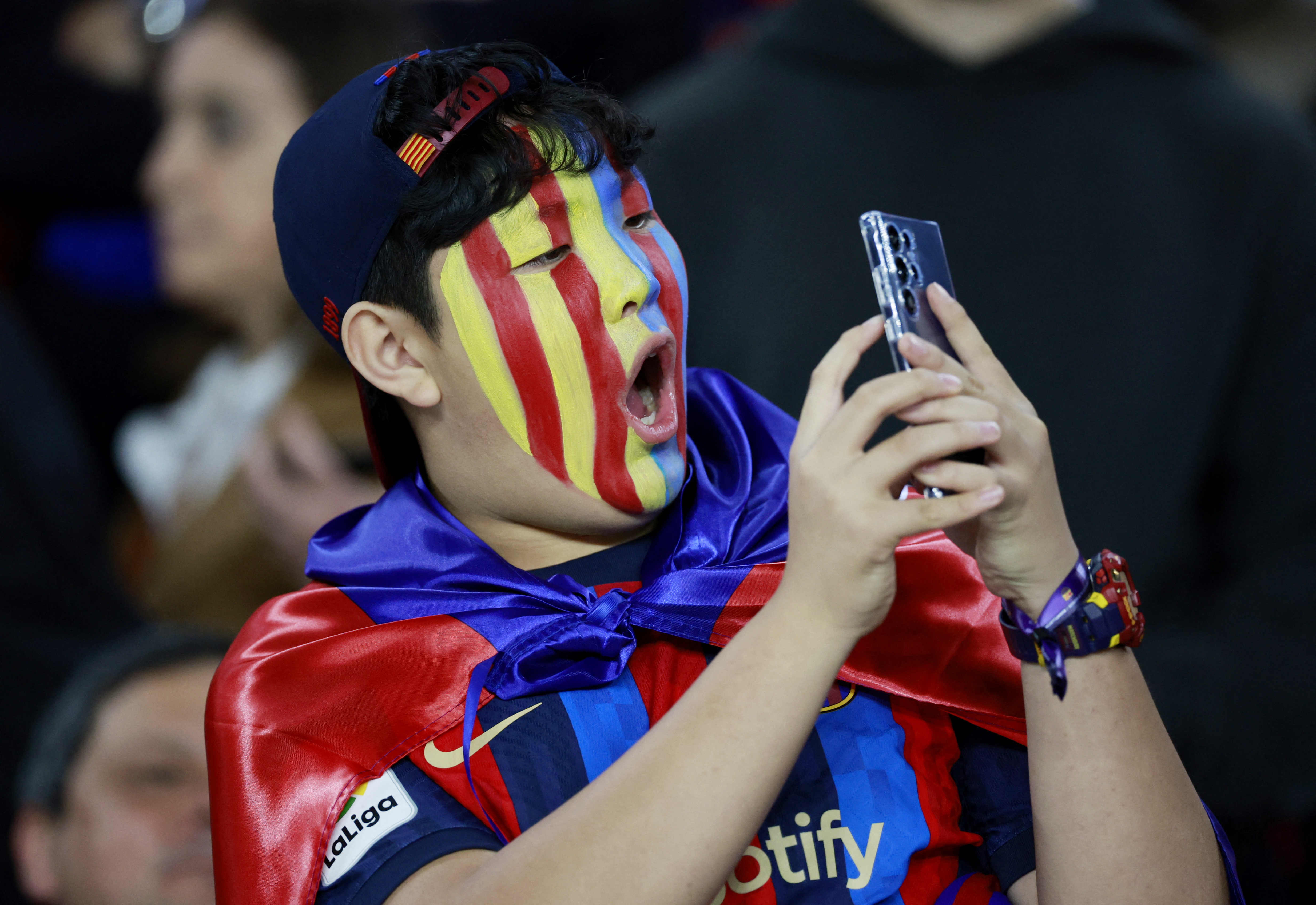 La preocupación de un fanático del Barcelona en la primera jugada. Foto: REUTERS/Juan Medina