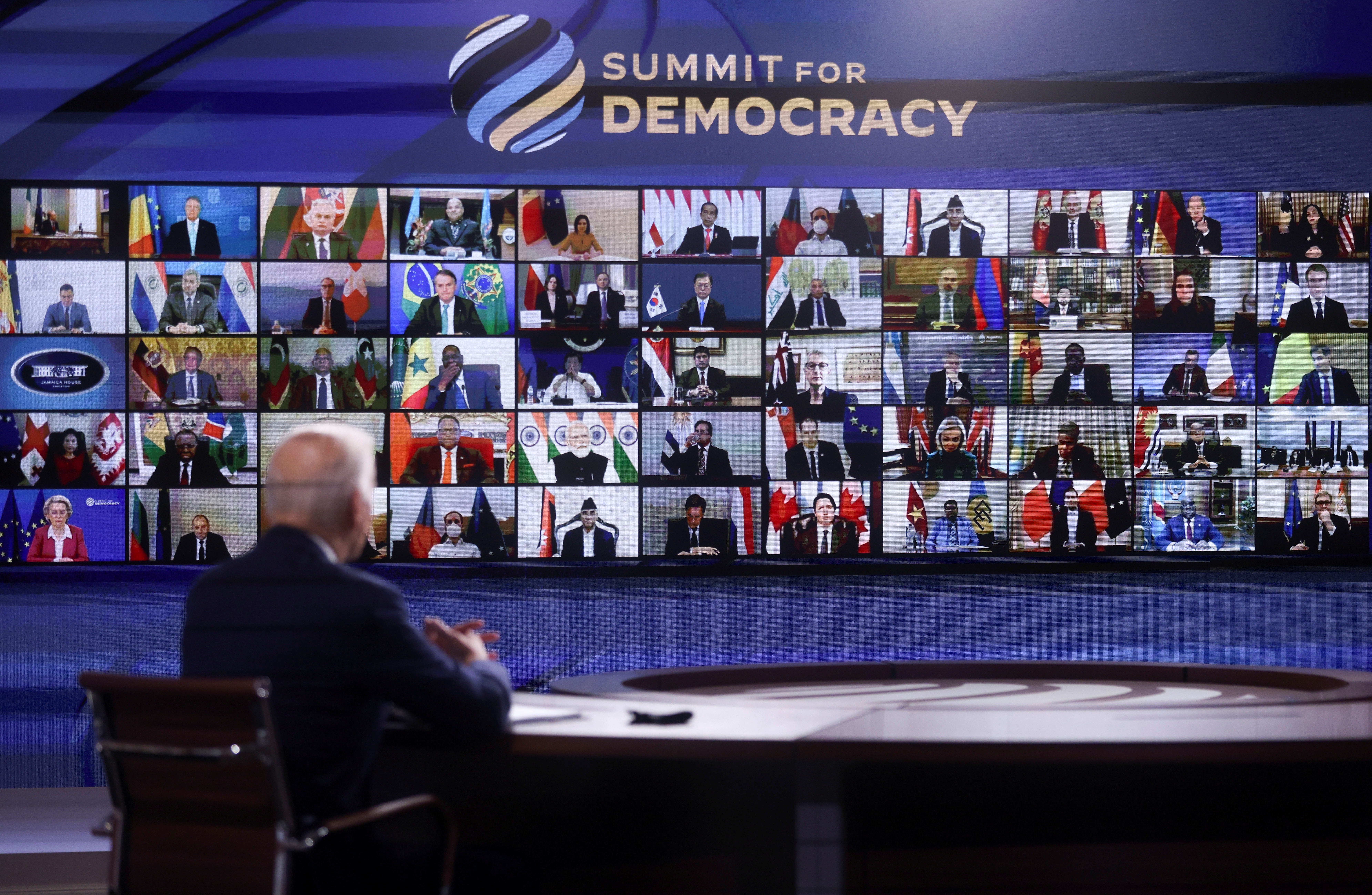 El presidente de Estados Unidos, Joe Biden, con los líderes globales en la Cumbre por la Democracia. REUTERS/Leah Millis