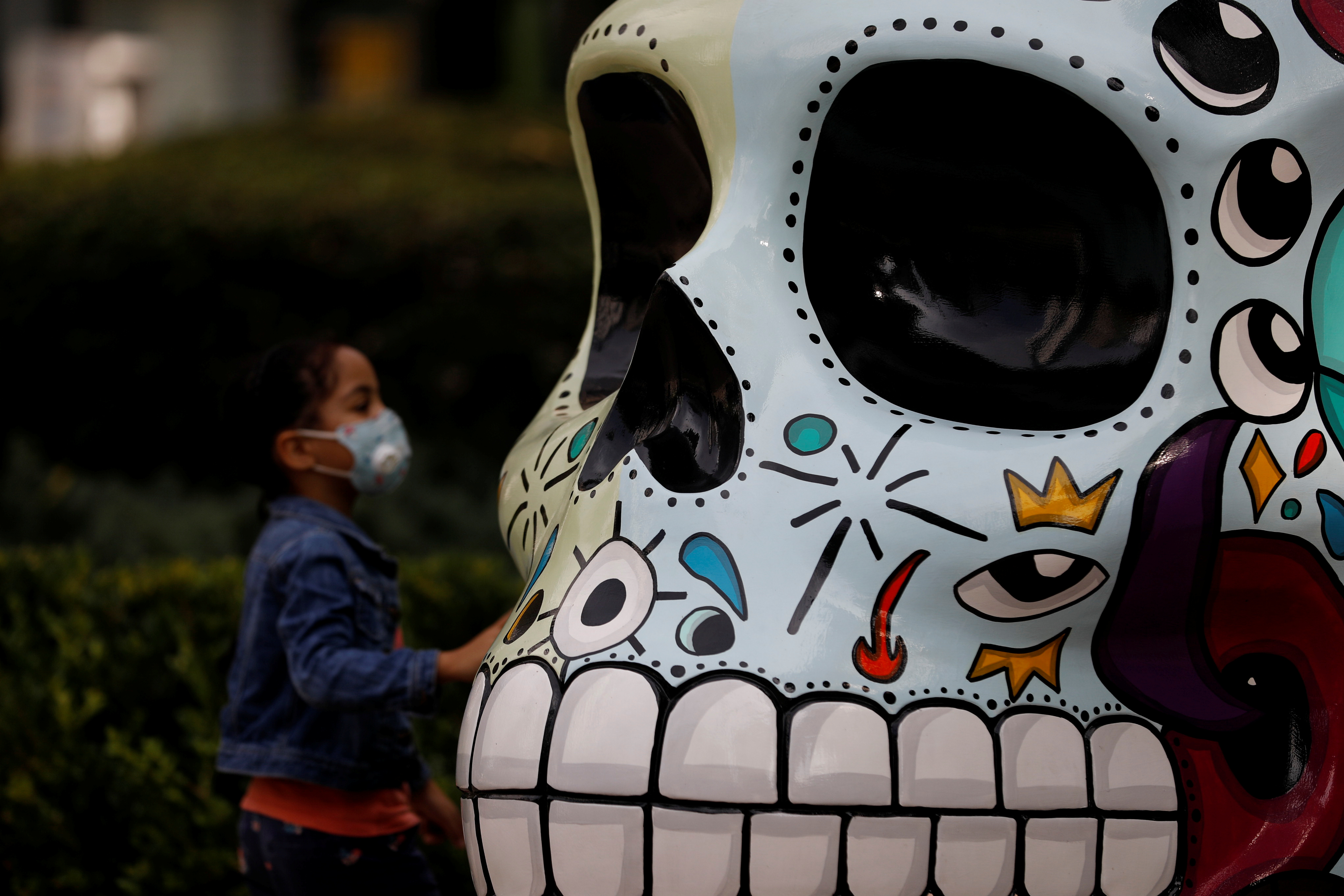 Se exhiben coloridas calaveras en la calle antes del Día de Muertos, en la Ciudad de México.