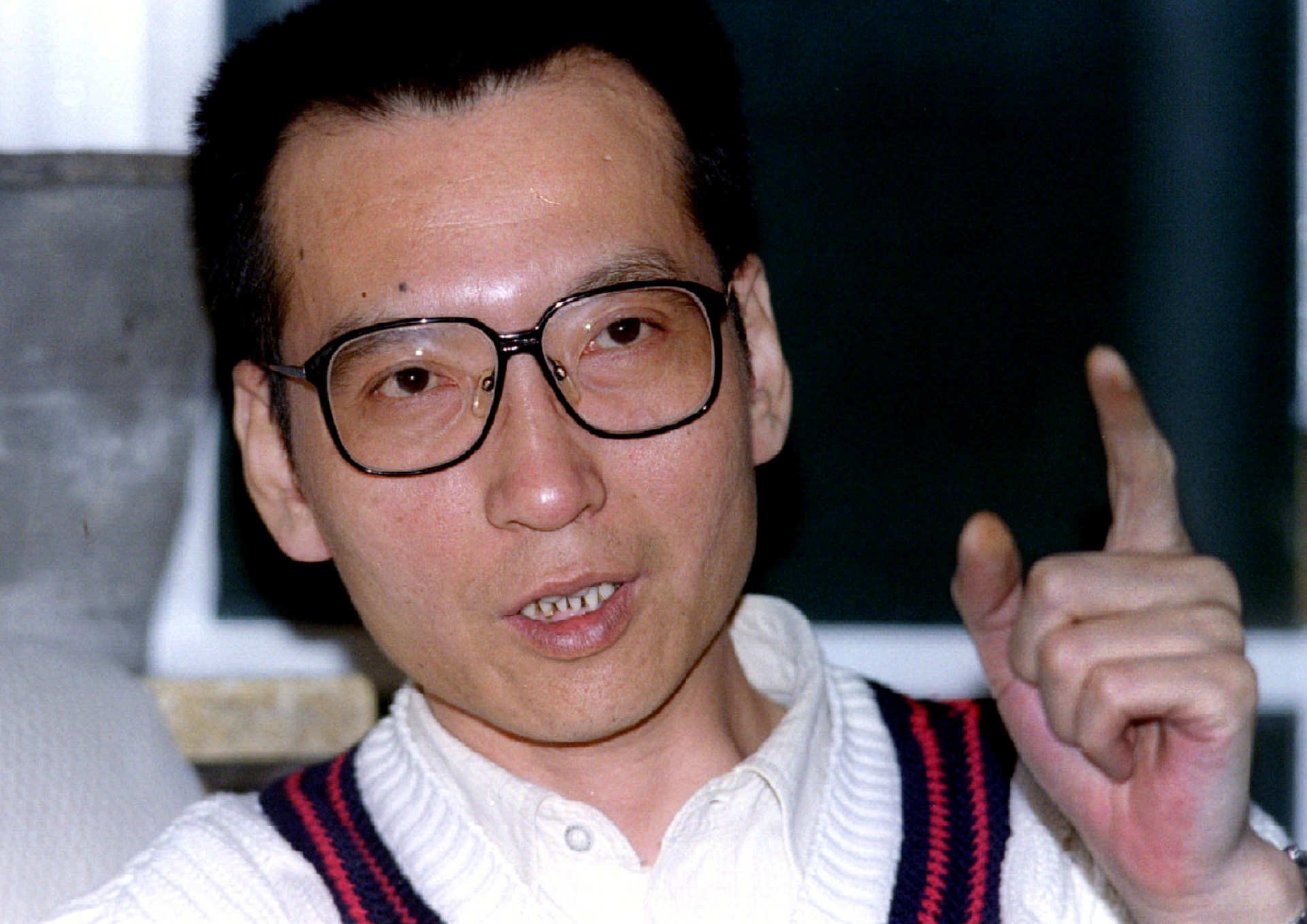 El disidente chino Liu Xiaobo en una entrevista de 1995 (REUTERS/Will Burgess/archivo)