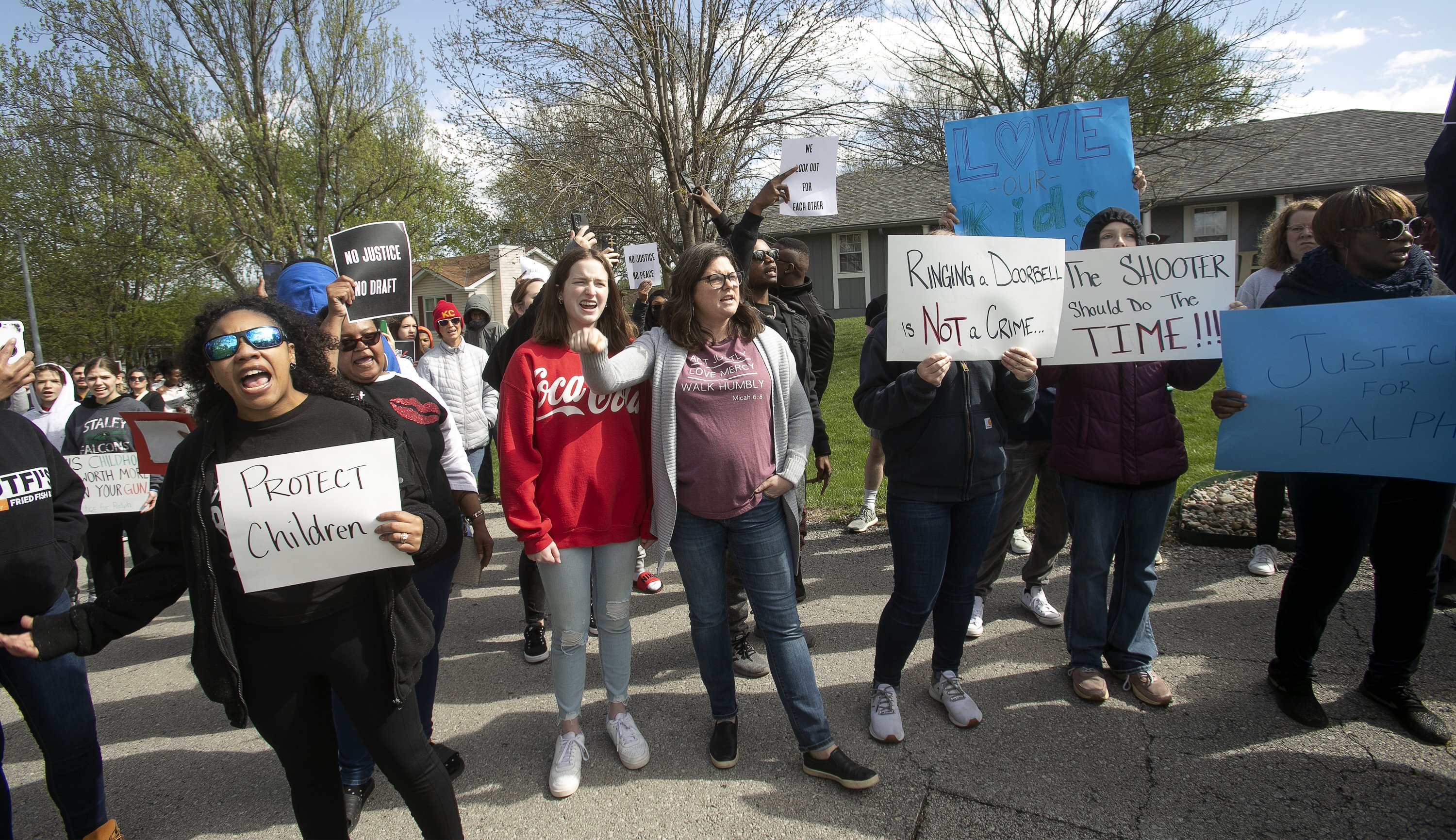 Manifestantes marcharon el domingo en Kansas City, Missouri, para llamar la atención sobre el tiroteo de Ralph Yarl (Susan Pfannmuller/The Kansas City Star via AP)
