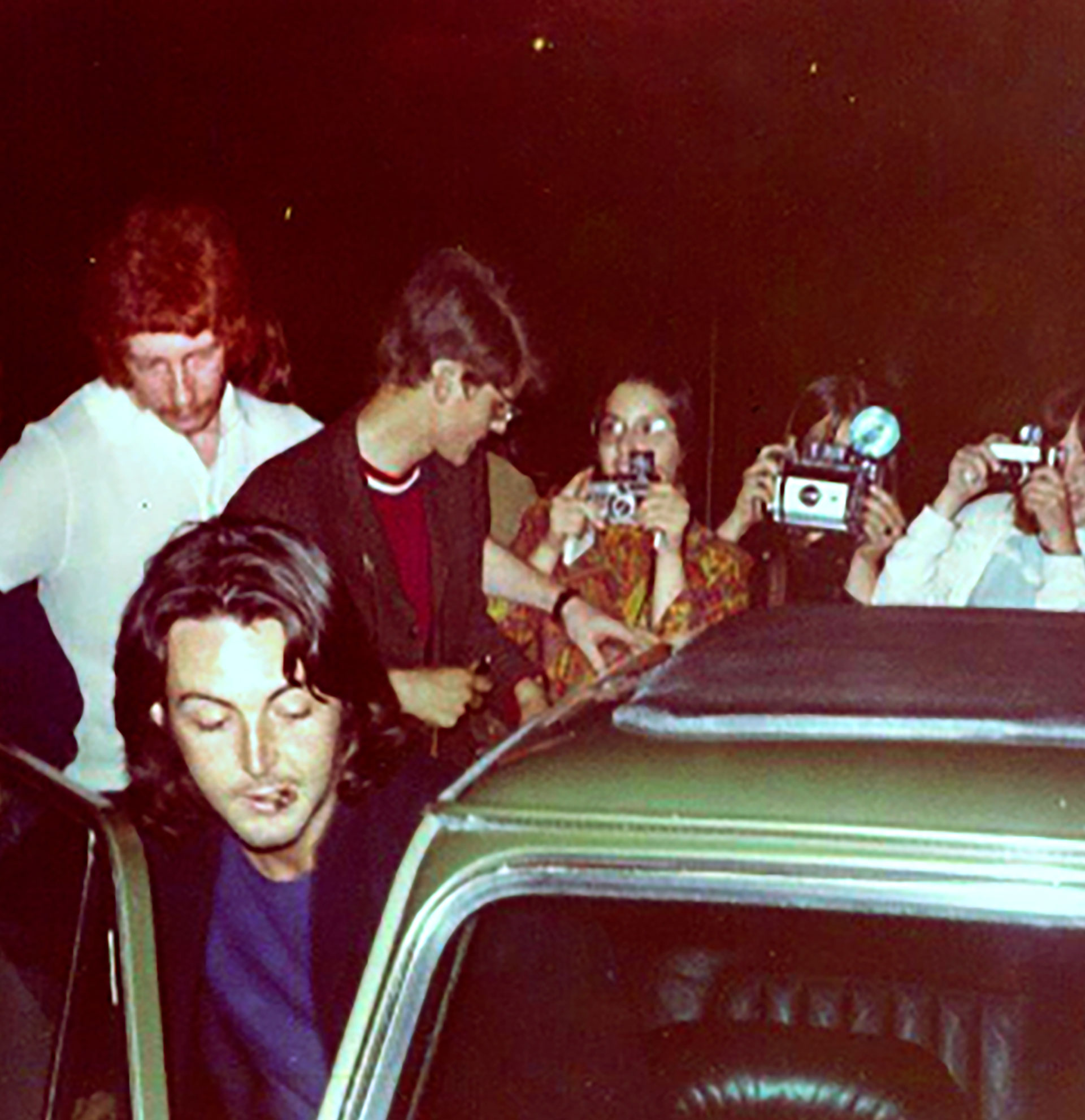 En la imagen, Kevin Harrington escoltando a Paul McCartney (Foto extraída del libro "Who's the redhead on the roof")