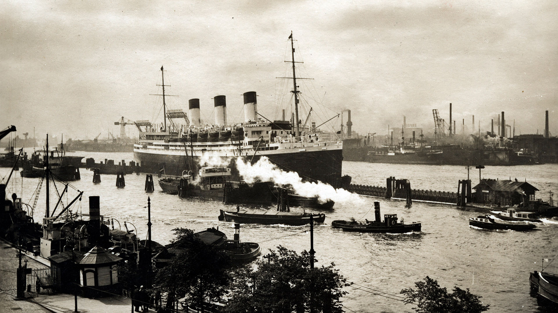 El “SS Cap Arcona” había sido un transatlántico alemán de lujo que operó durante años la ruta Hamburgo-Río de Janeiro. Había sido construido en los astilleros Blohm / Voss, de Hamburgo, y botado el 14 de mayo de 1927 (Grosby)