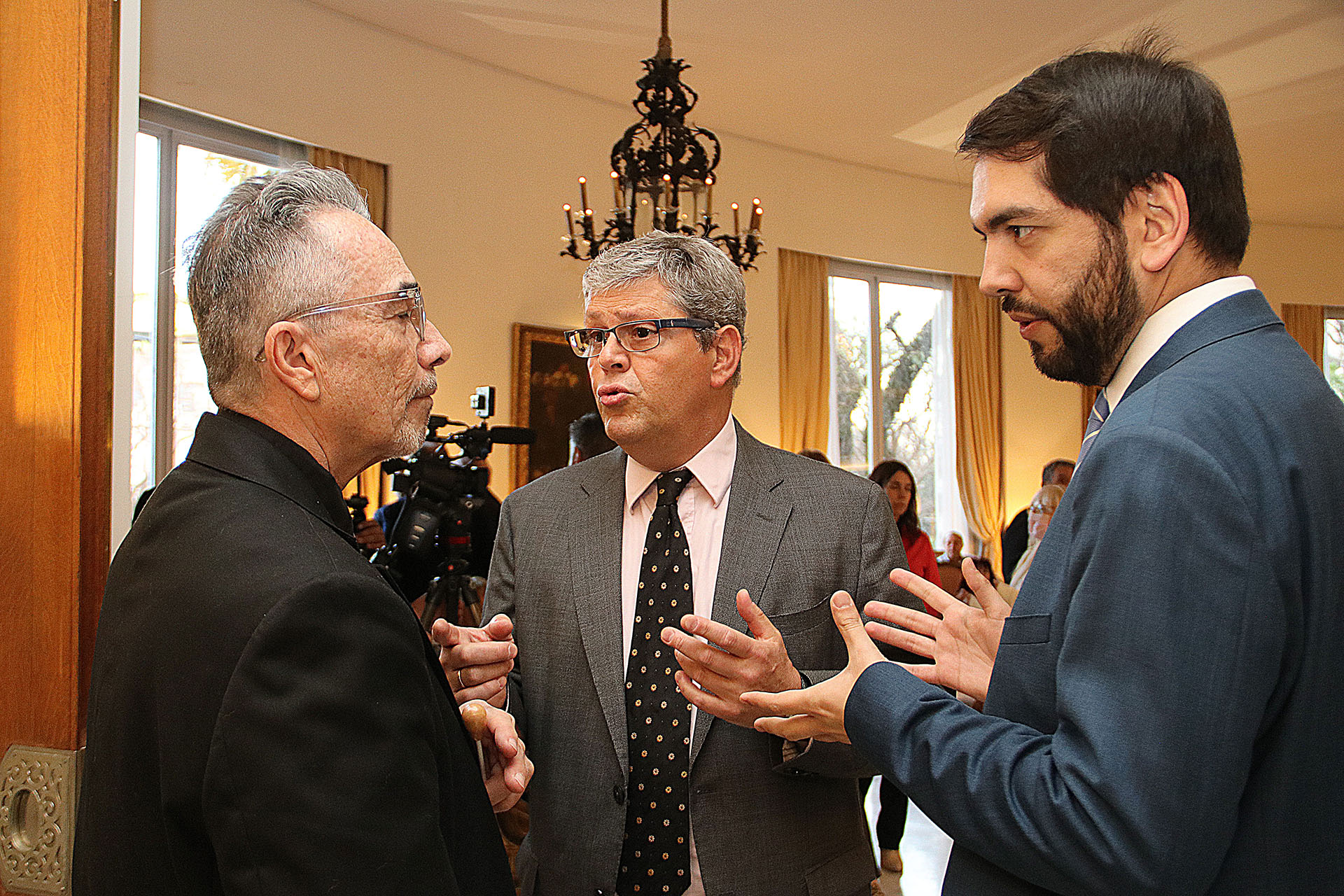 El director de la Sinfónica, Luis Valladares, junto al ministro de la embajada de Uruguay, Diego Peluffo, y el cónsul general de Uruguay, José Luis Curbelo 