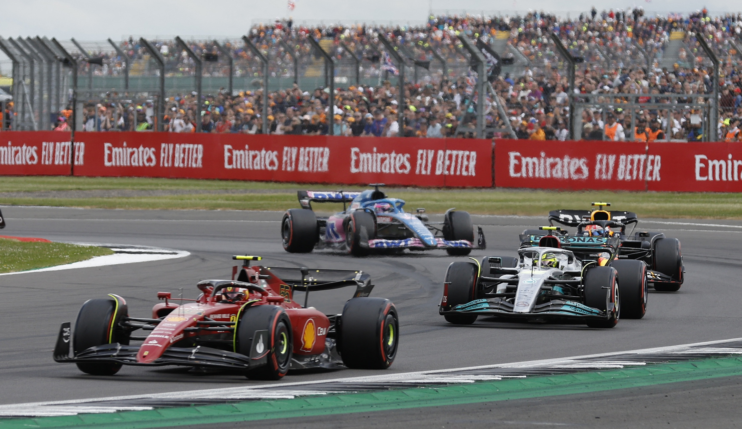 Charles Leclerc, Carlos Sainz, Lewis Hamilton y Checo Pérez protagonizaron una brutal lucha por el podio en el final del GP de Gran Bretaña  (Foto: REUTERS/Peter Cziborra)