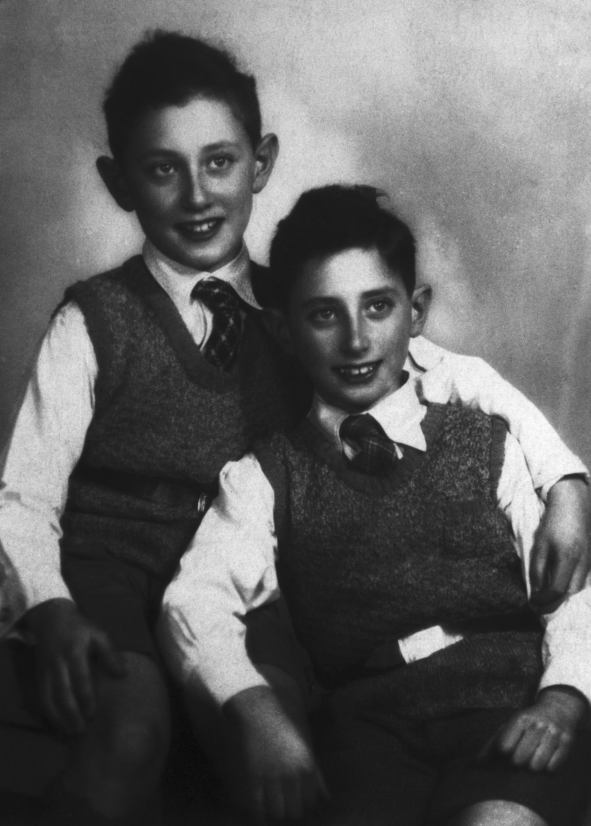 Henry Kissinger a los 11 años, junto a su hermano Walter de 10. Según dijeron sus tíos  en una entrevista, "Henry no mostró signos de grandeza cuando era niño en la Alemania de antes de la guerra. Era solo un buen chico judío"  (Bettmann Archive)