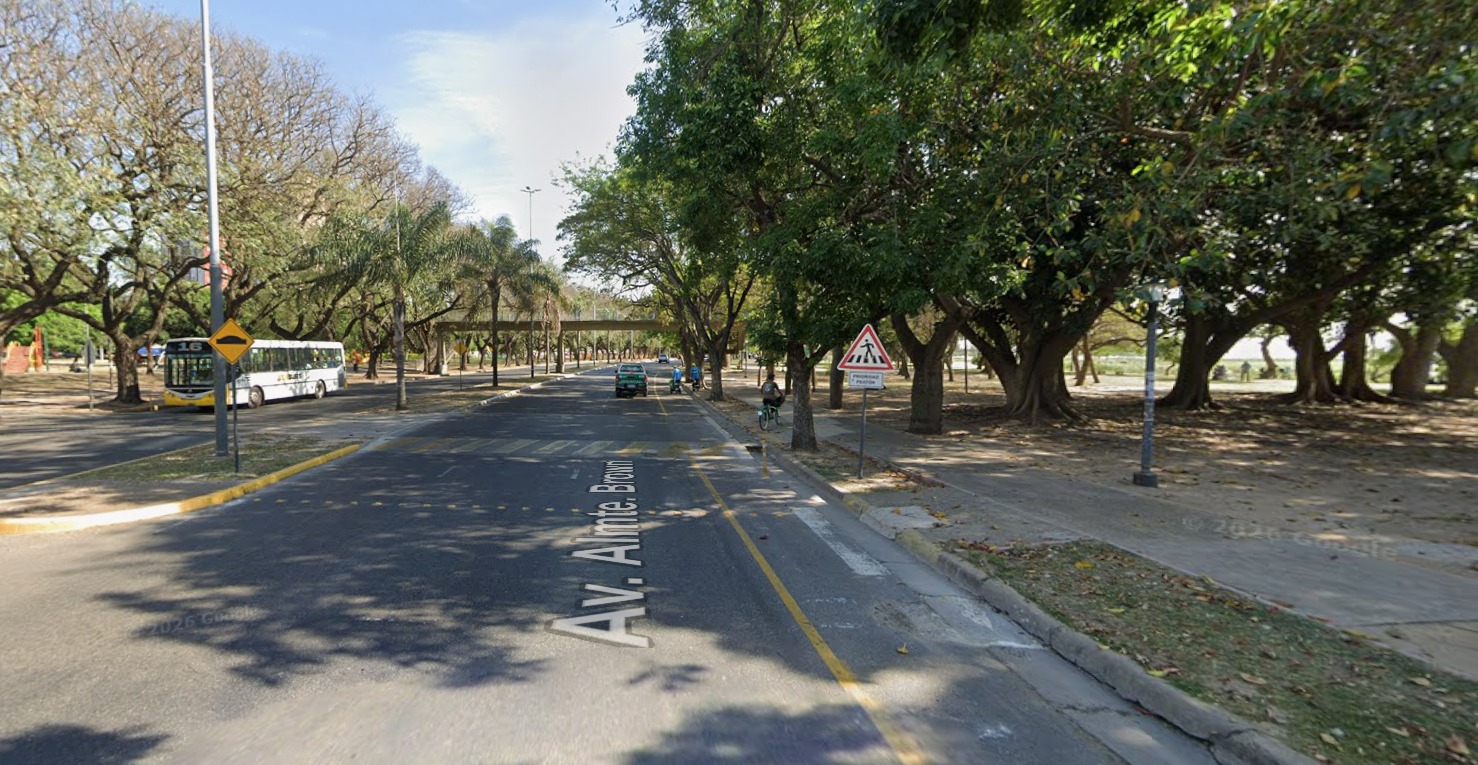 Grabaron a un nene manejando una moto mientras realizaba maniobras peligrosas por la Costanera en Santa Fe
