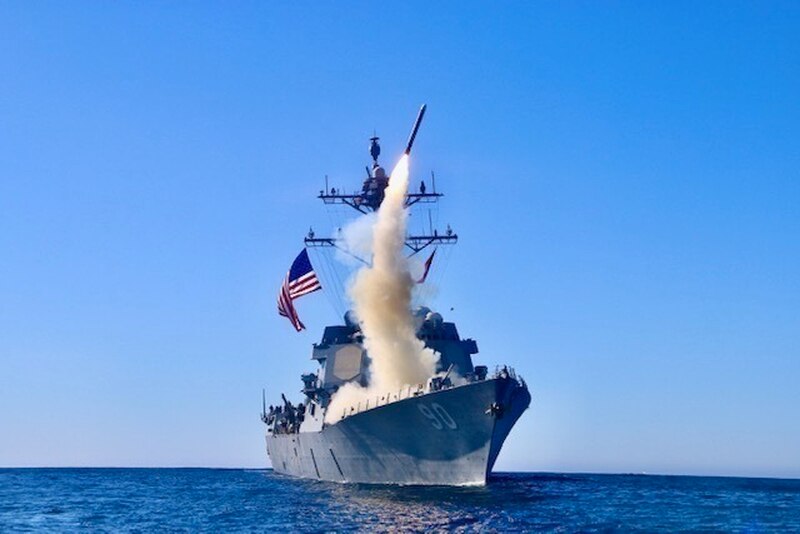 Lanzamiento de misiles durante los ejercicios militares de la flota estadounidense en el Mar de China Meridional.