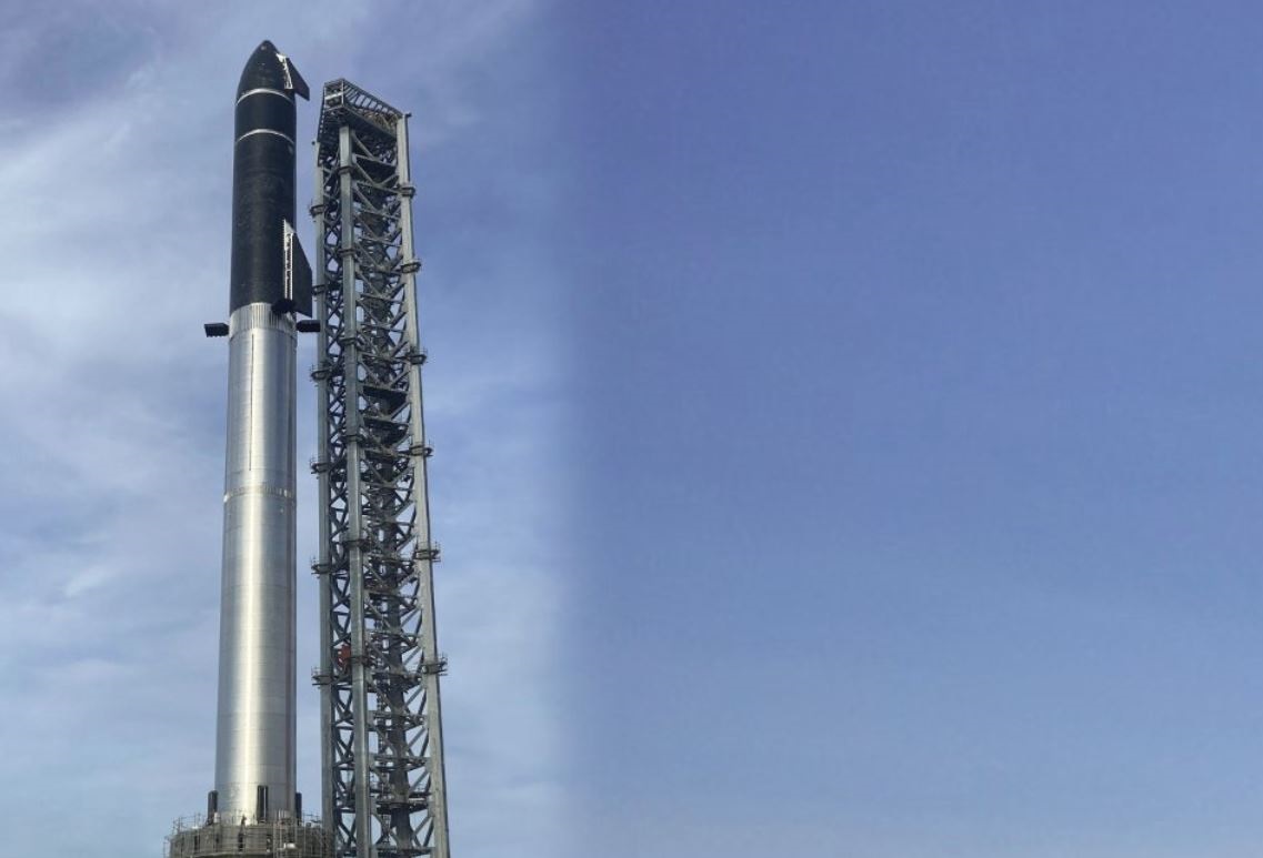 El cohete Starship de Space X se ha convertido en el más alto del mundo, con 120 metros de altura, tras el ensamblaje de la nave espacial de 50 metros sobre el cohete Super Heavy de 70 metros. (ELON MUSK/Twitter)
