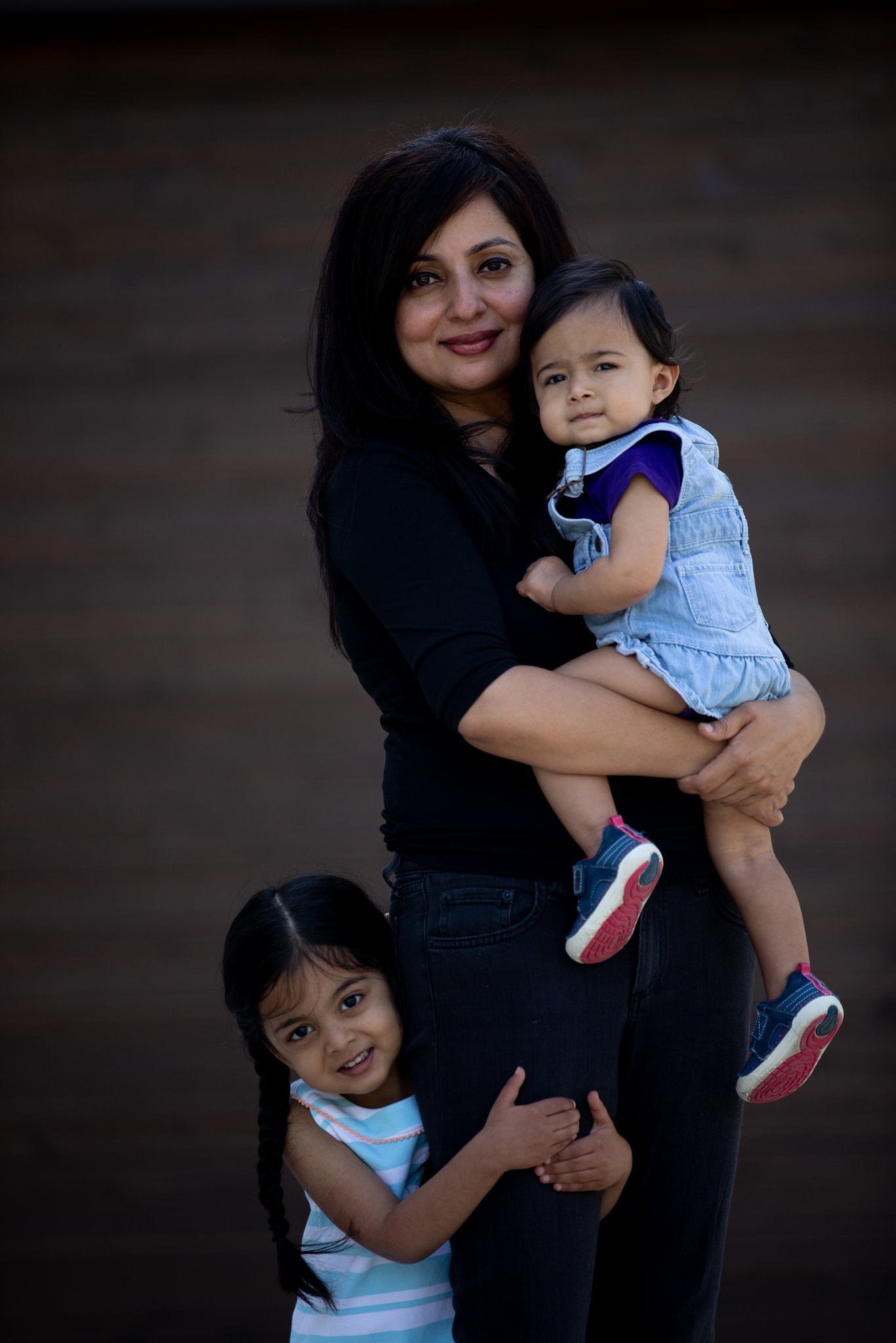 Purva Gopal, patóloga de Dallas cuyas hijas tienen 1 y 3 años, trabaja a distancia muy temprano por la mañana y ya avanzada la noche. (Allison V. Smith/The New York Times)