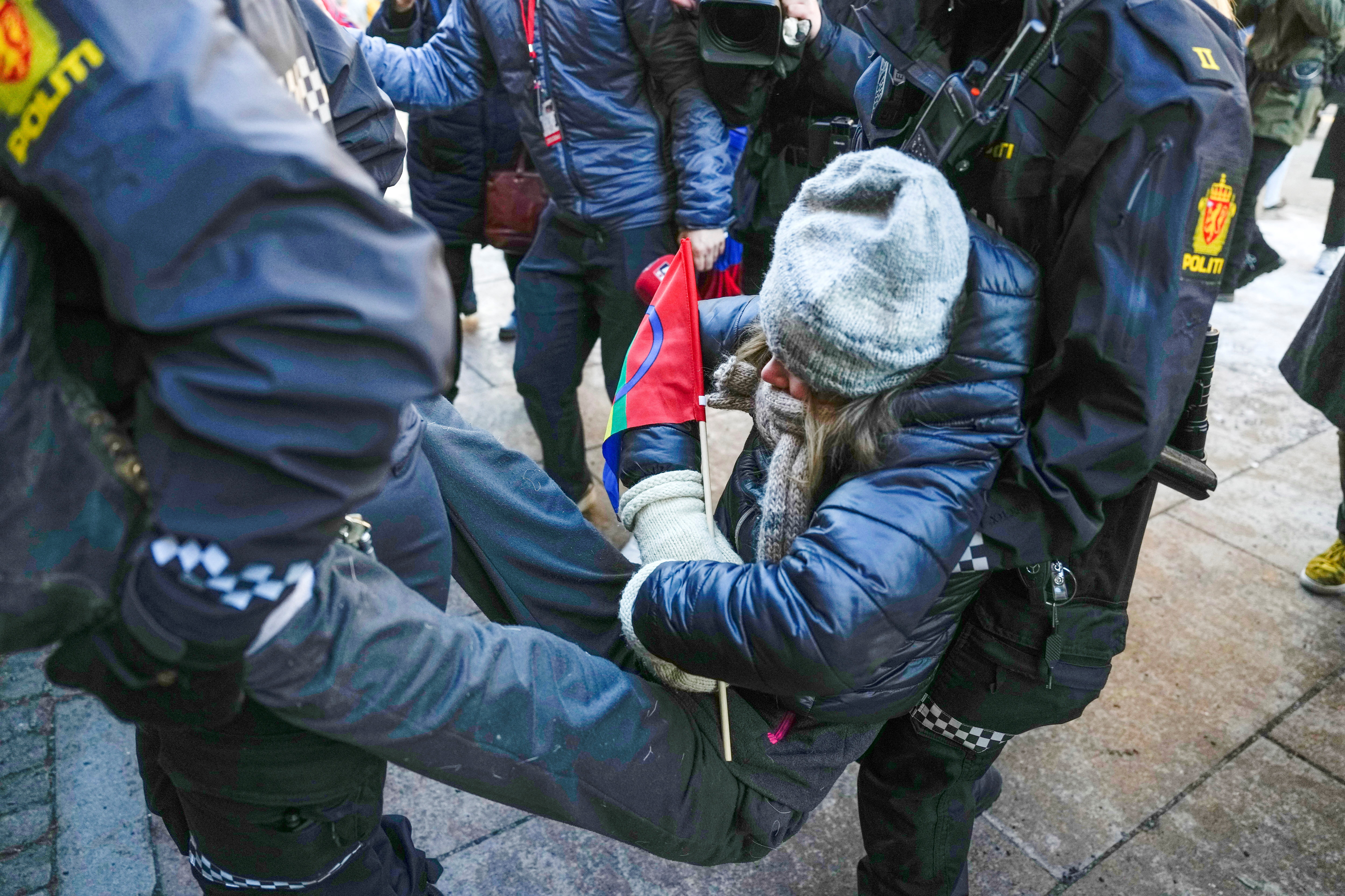 Greta Thunberg es llevada por agentes de policía mientras activistas se manifiestan frente a la entrada del Ministerio de Finanzas y varios otros ministerios en protesta por la no demolición de las turbinas eólicas de Fosen, construidas en tierras tradicionalmente utilizadas por los pastores de renos indígenas sami, en Oslo, Noruega, 1 de marzo de 2023.  Alf Simensen/NTB/via REUTERS